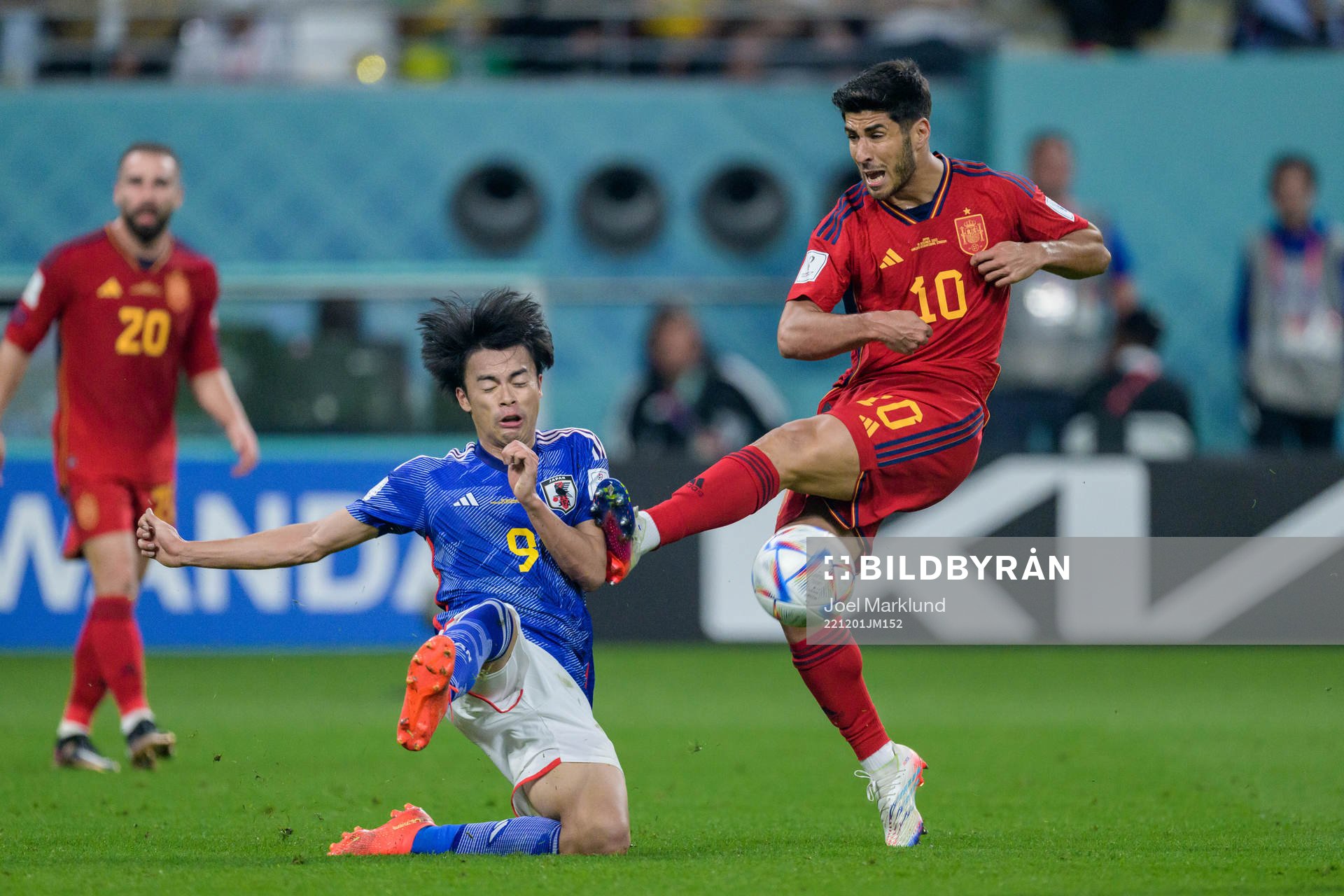 Kaoru Mitoma of Japan and Marco Asensio of Spain