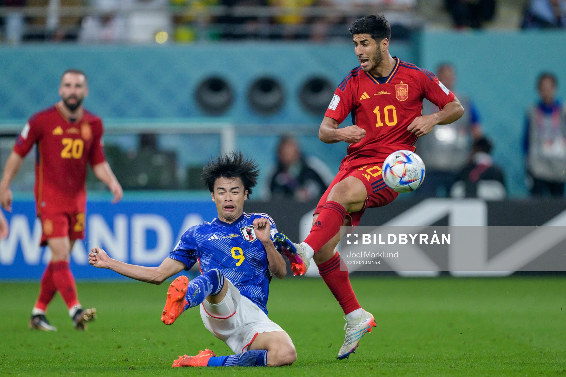 Kaoru Mitoma of Japan and Marco Asensio of Spain
