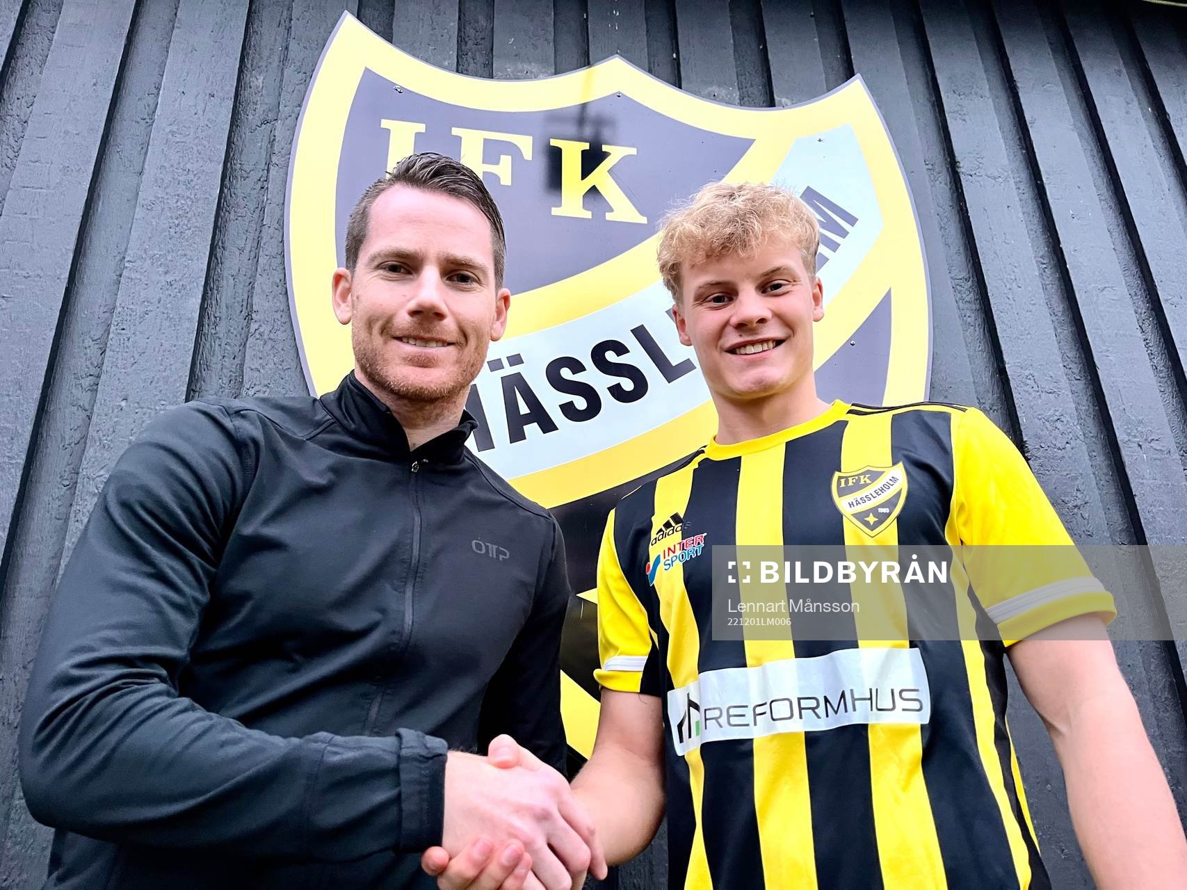 IFK Hässleholms nyförvärv Elmar Lindqvist välkomnas av