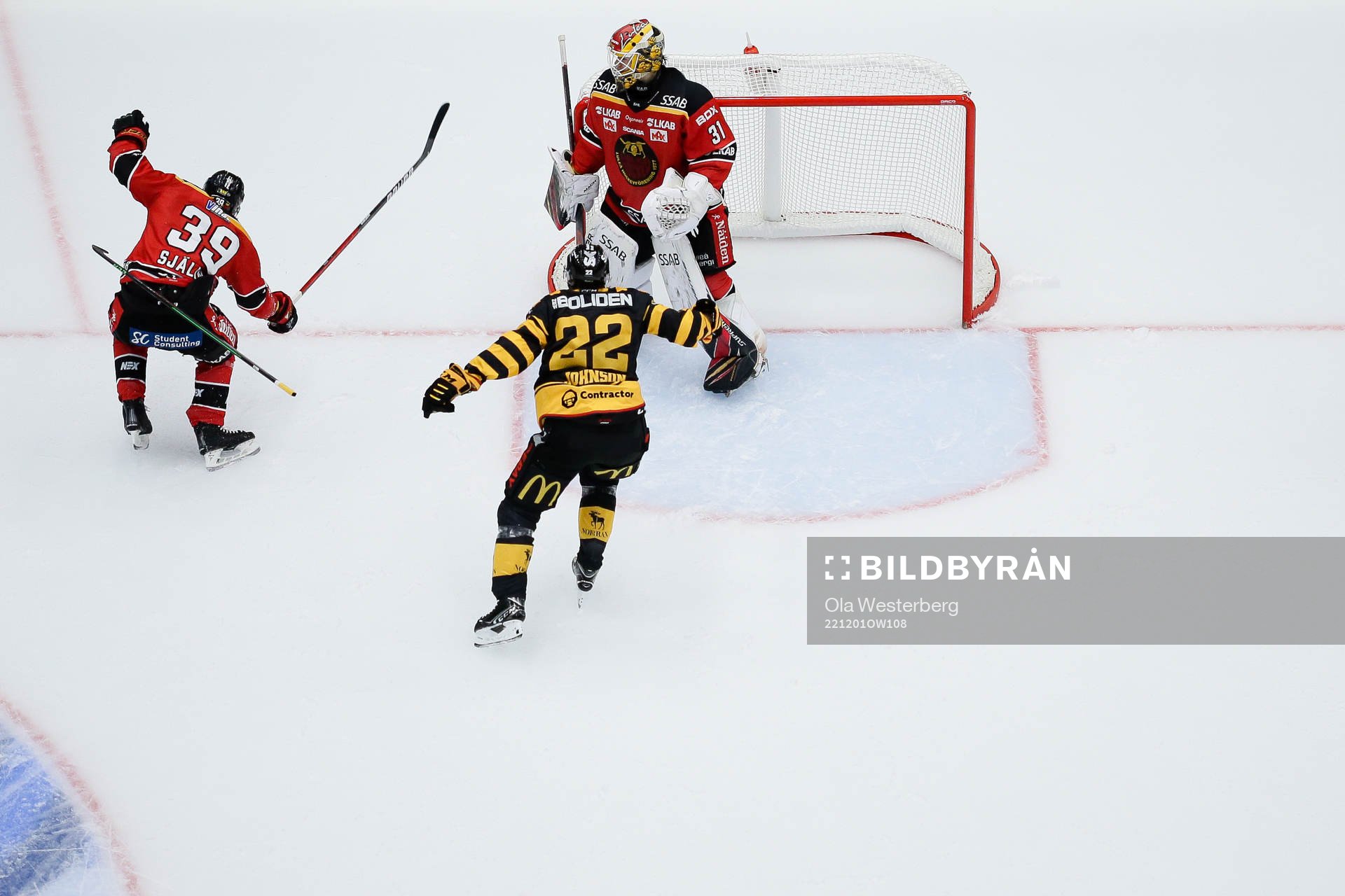 Luleås Pontus Själin och målvakten Matteus Ward