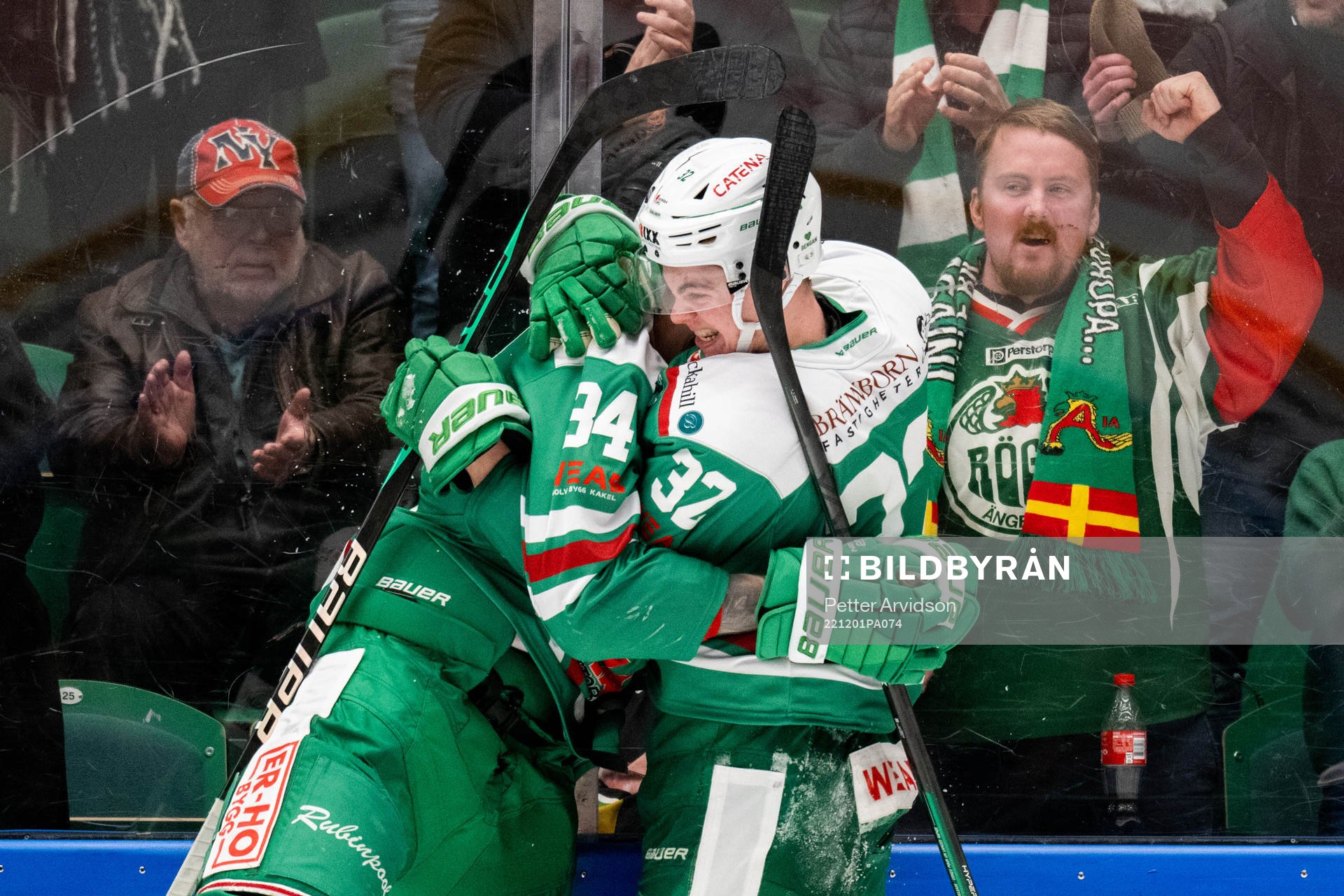 Rögles Adam Edström och Oskar Pettersson jublar
