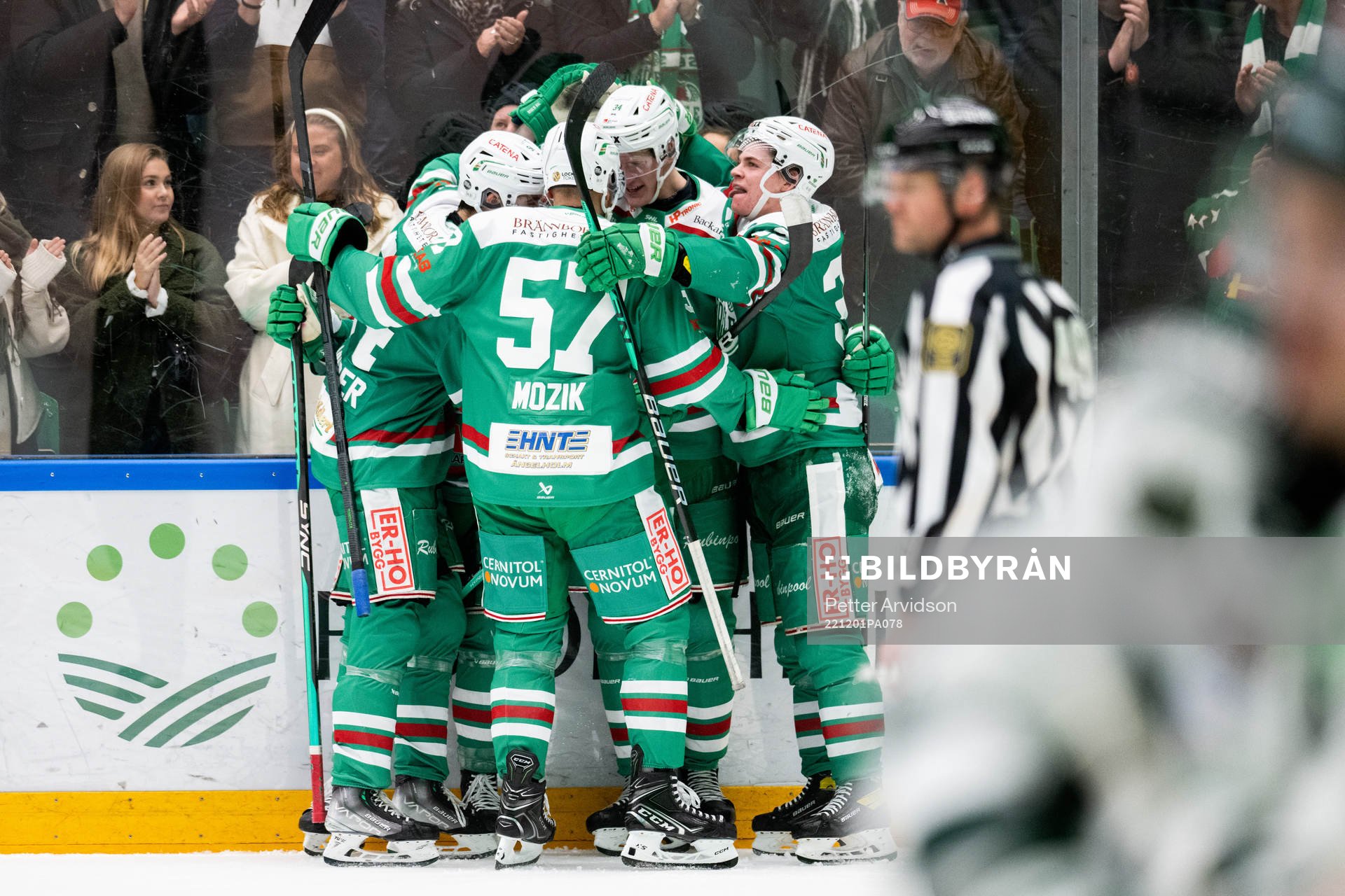 Rögles Adam Edström jublar med lagkamrater
