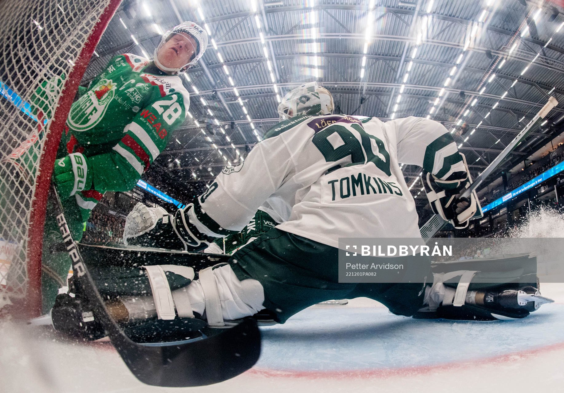 Rögles Anton Bengtsson kolliderar med stolpen när han