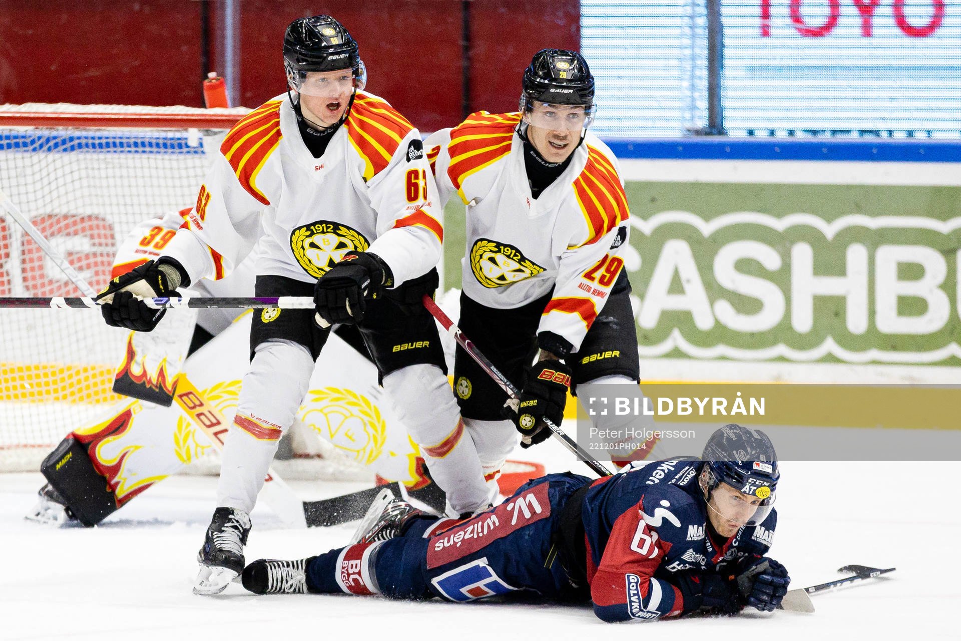 Brynäs Julius Bergman och Oscar Birgersson i en kamp mot