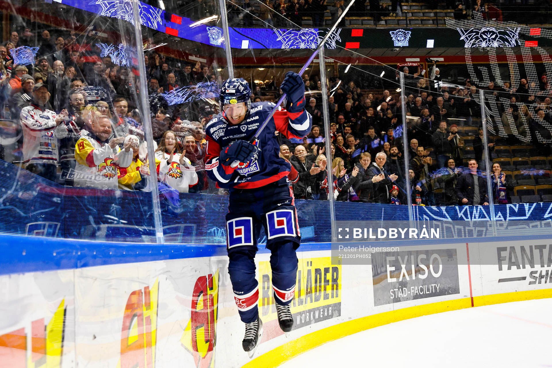 Linköpings Markus Hännikäinen jublar och tackar publiken