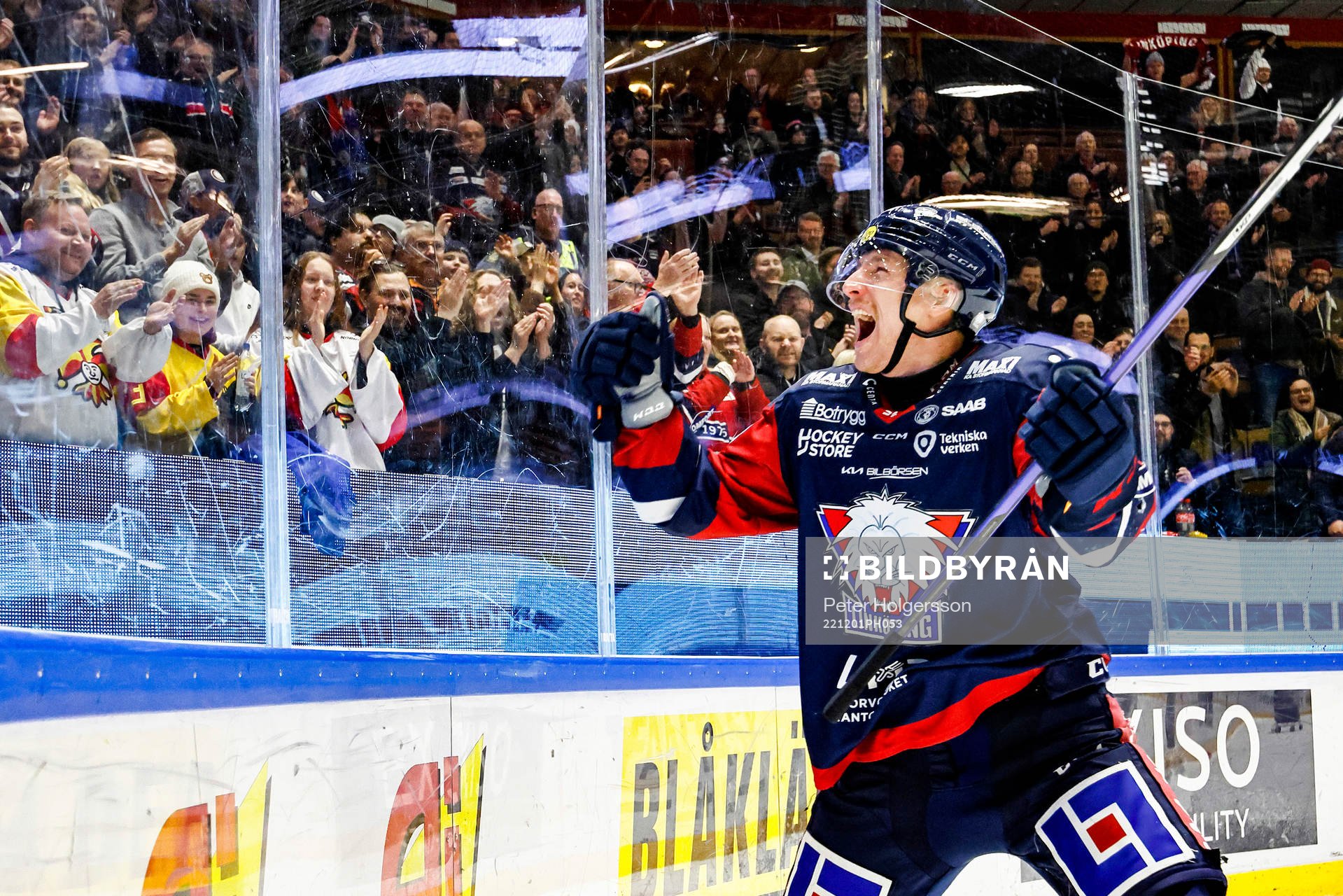 Linköpings Markus Hännikäinen jublar och tackar publiken