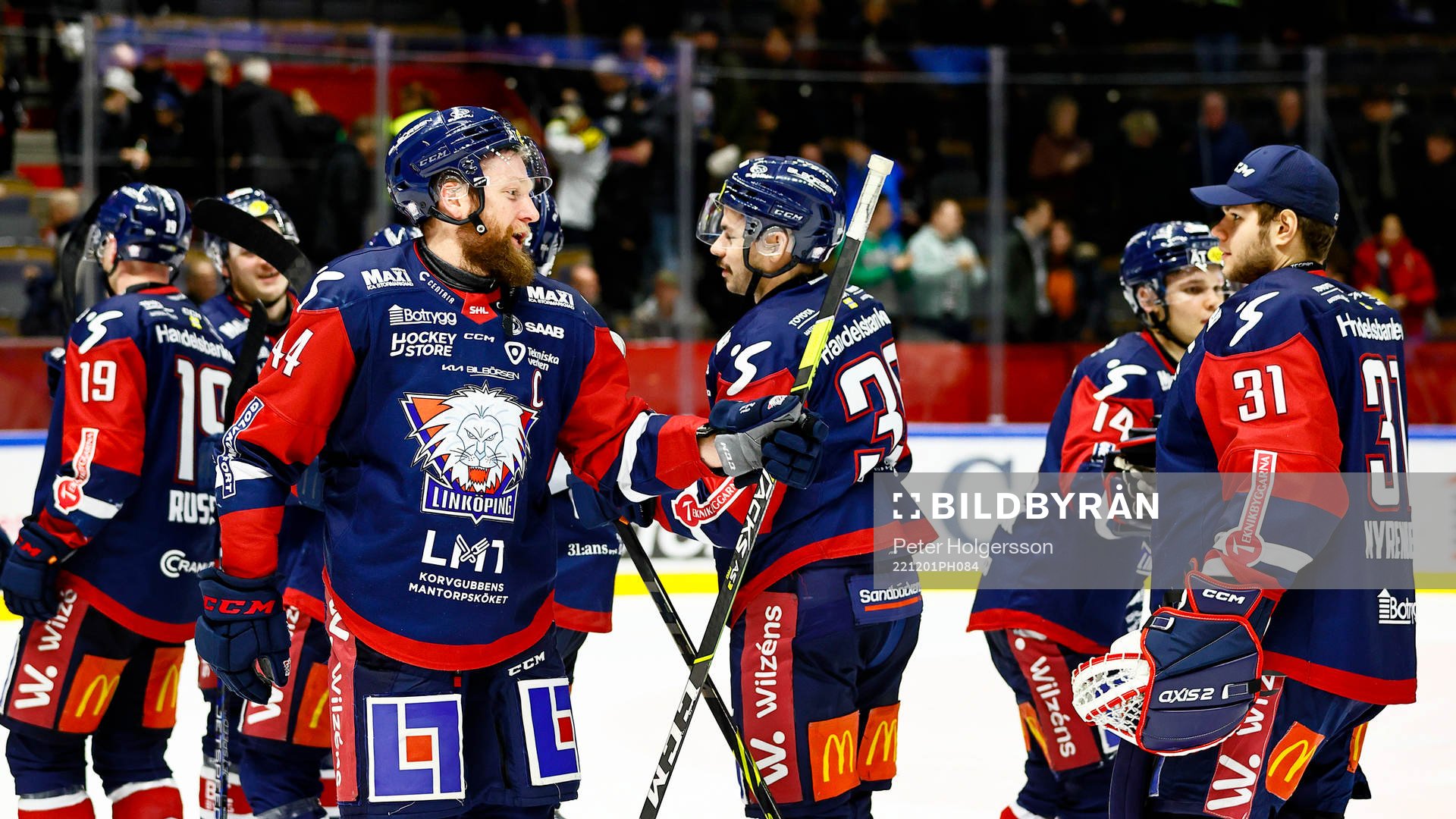 Linköpings spelare med Jonas Junland jublar