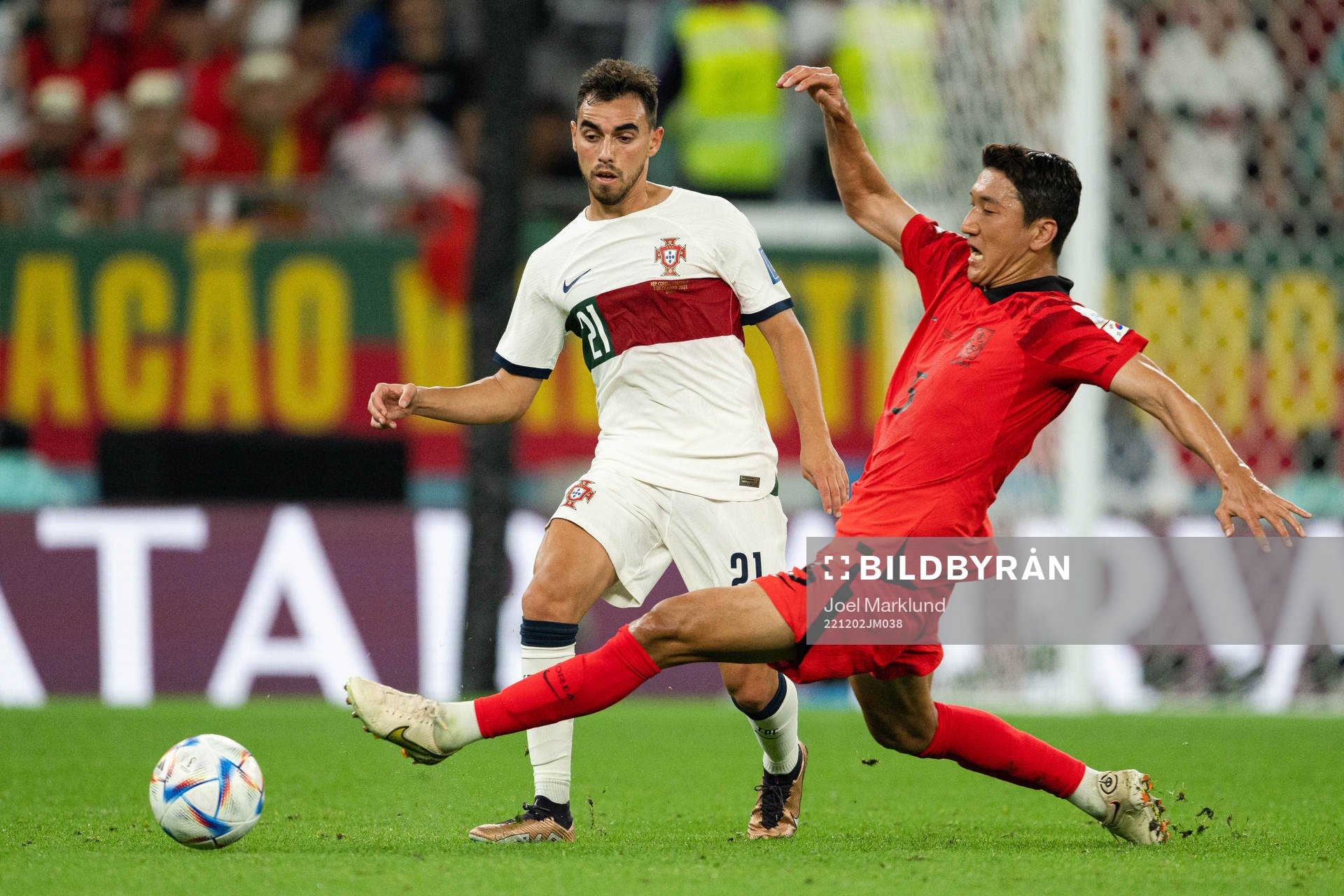 Ricardo Horta of Portugal and Wooyoung Jung of South Korea
