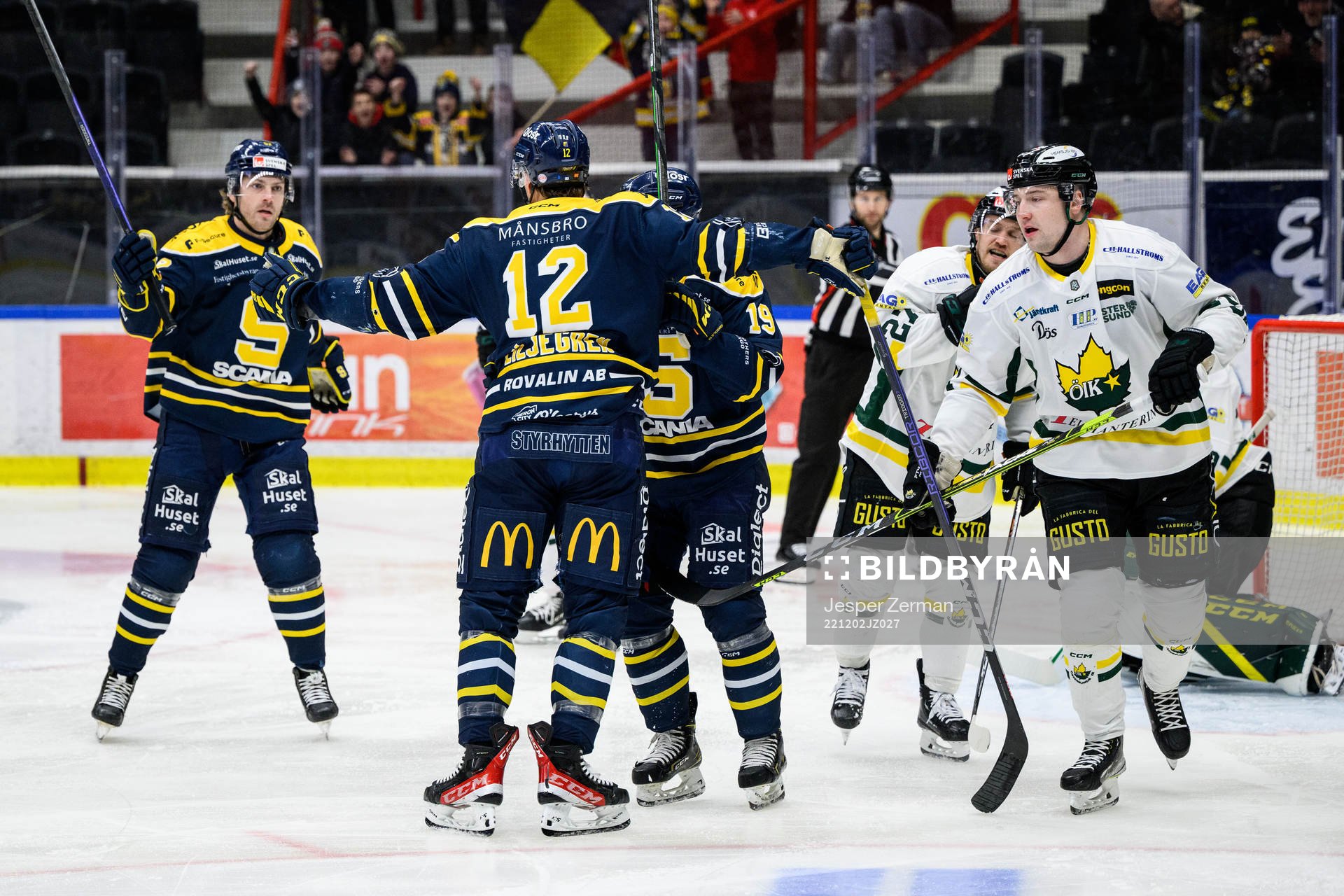 Södertäljes Viktor Liljegren jublar med lagkamrater