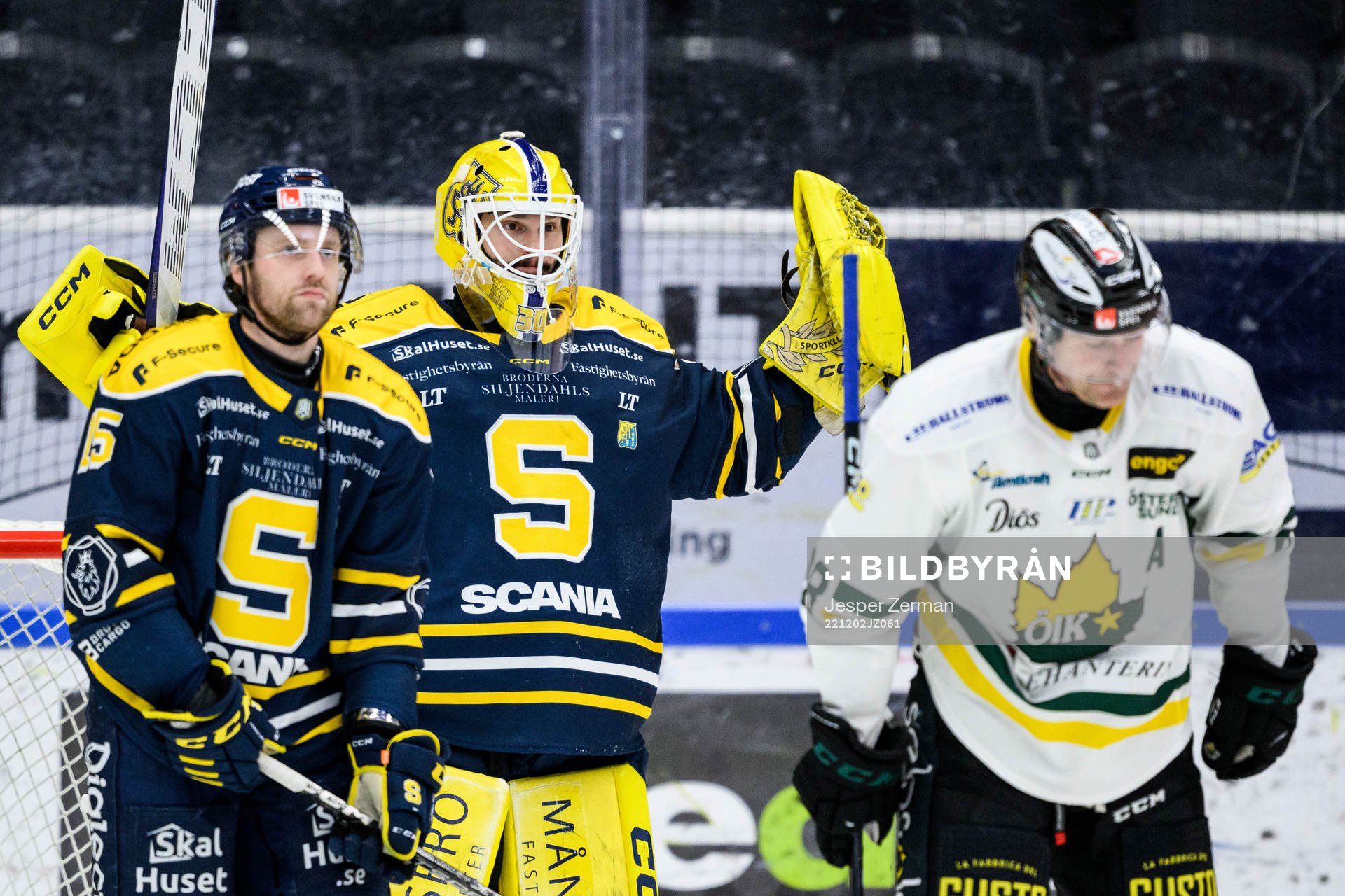 Södertäljes målvakt Fredrik Bergvik jublar