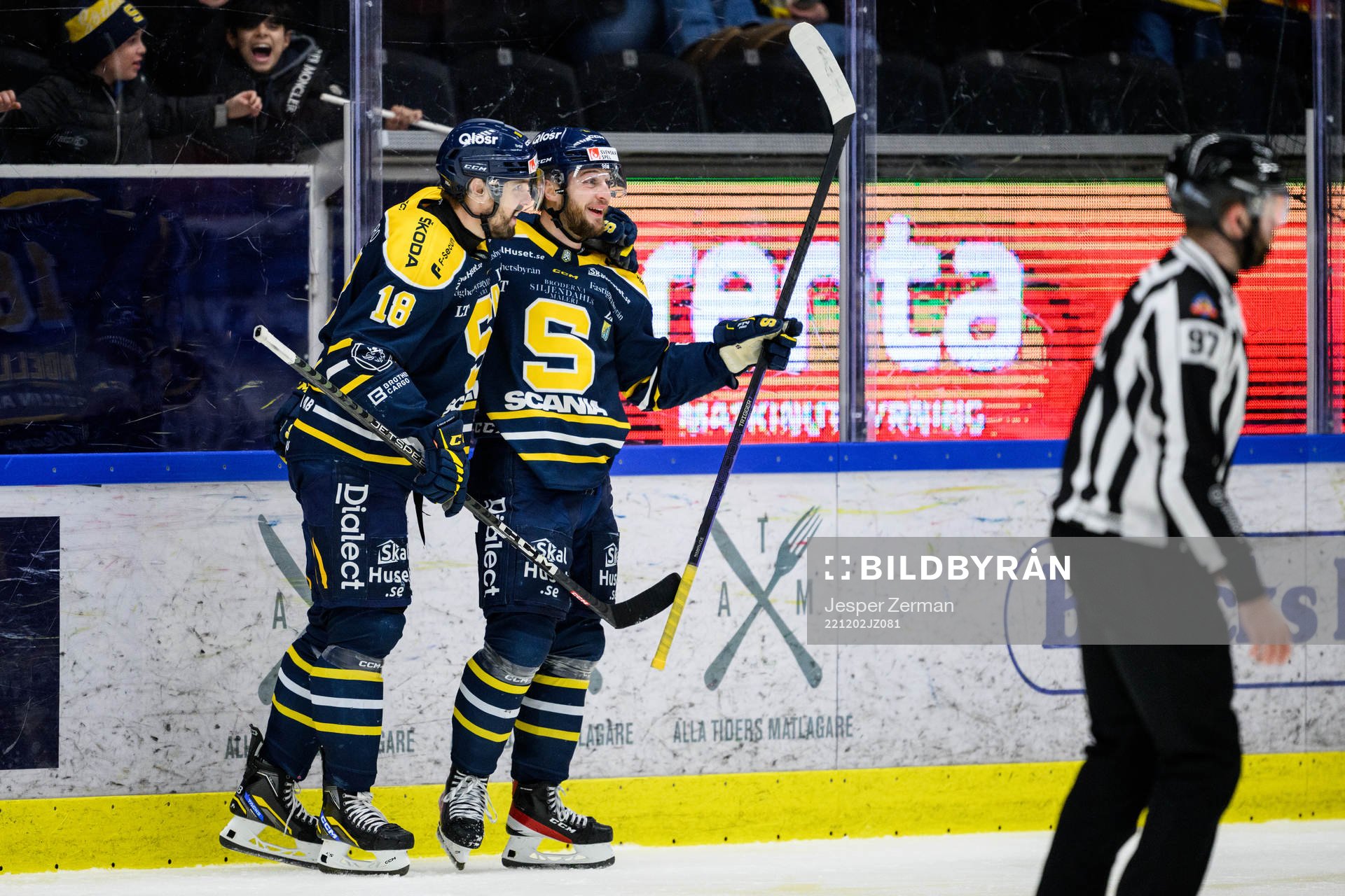 Södertäljes Daniel Norbe (t.h) jublar