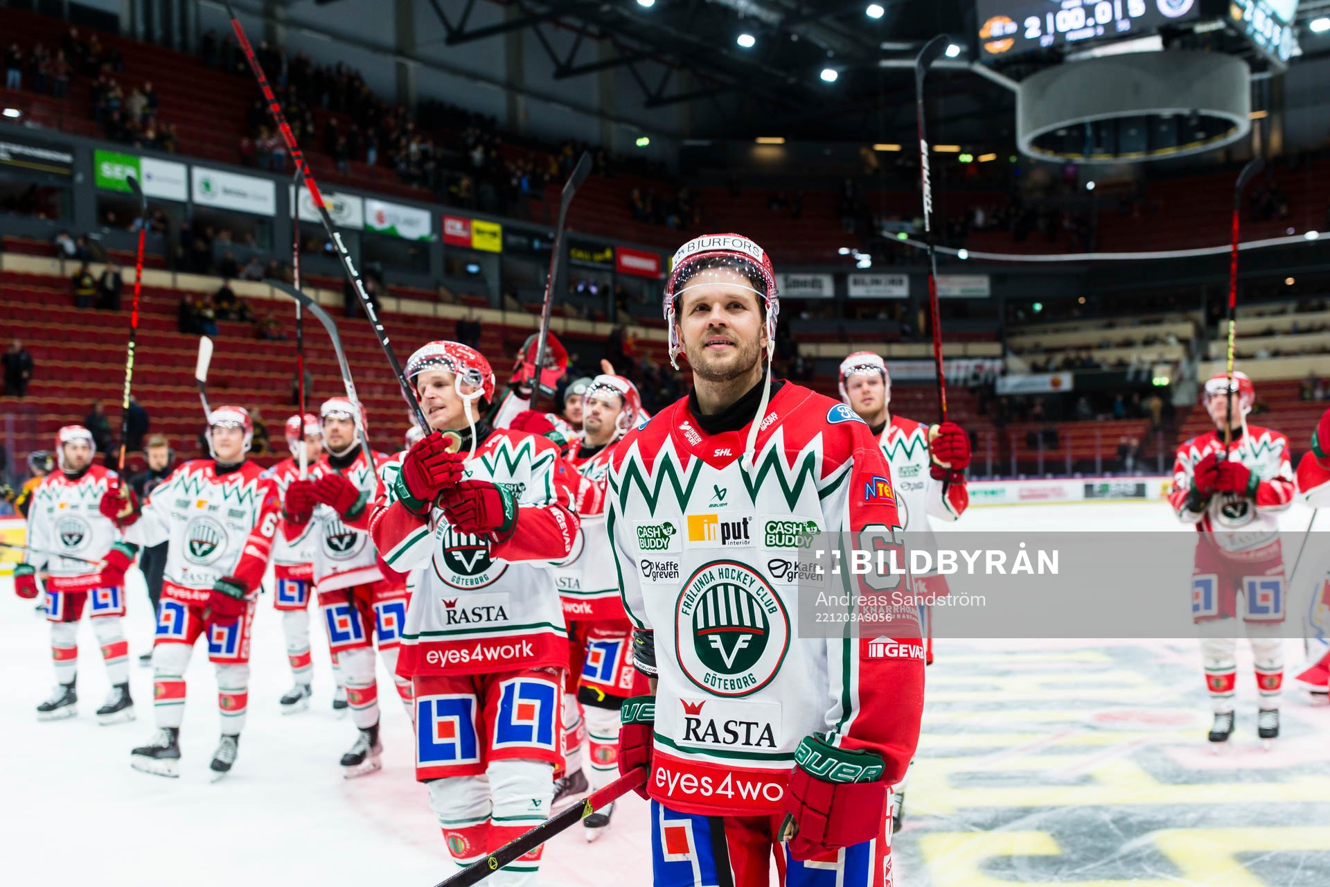 Frölundas spelare med Jacob Nilsson (närmast i bild)