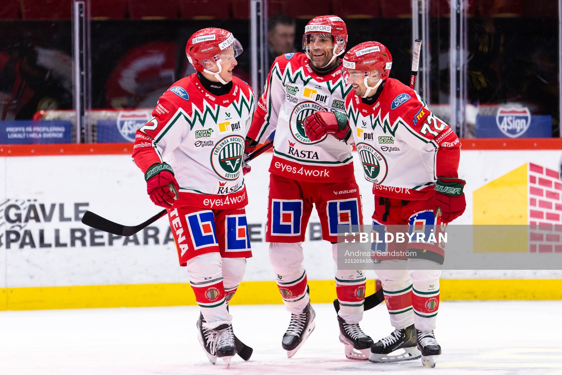 Frölundas Max Friberg (v) gör 1-1 och gratuleras av Joel
