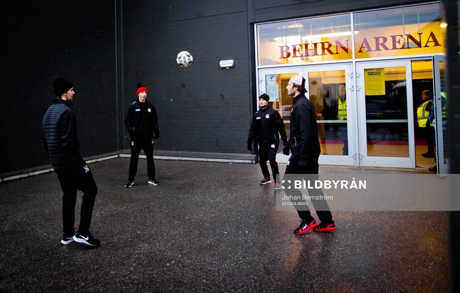 Malmö Redhawks spelarna värmer upp med fotboll utanför