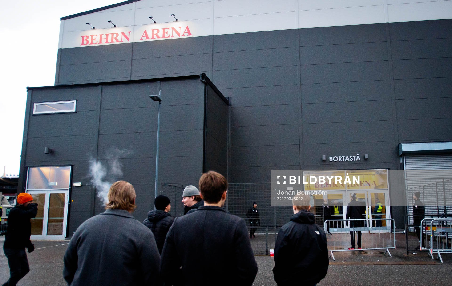Malmö Redhawks spelarna värmer upp med fotboll utanför