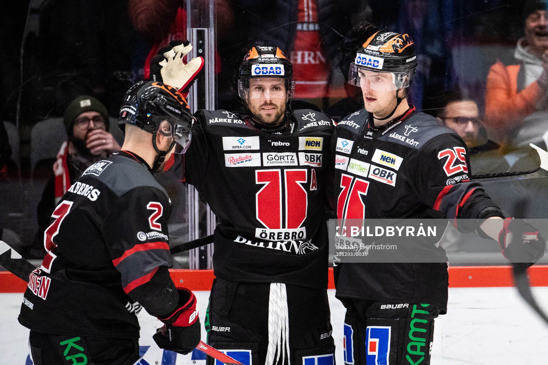 Örebros Philip Holm jublar med Rasmus Rissanen och Mathias
