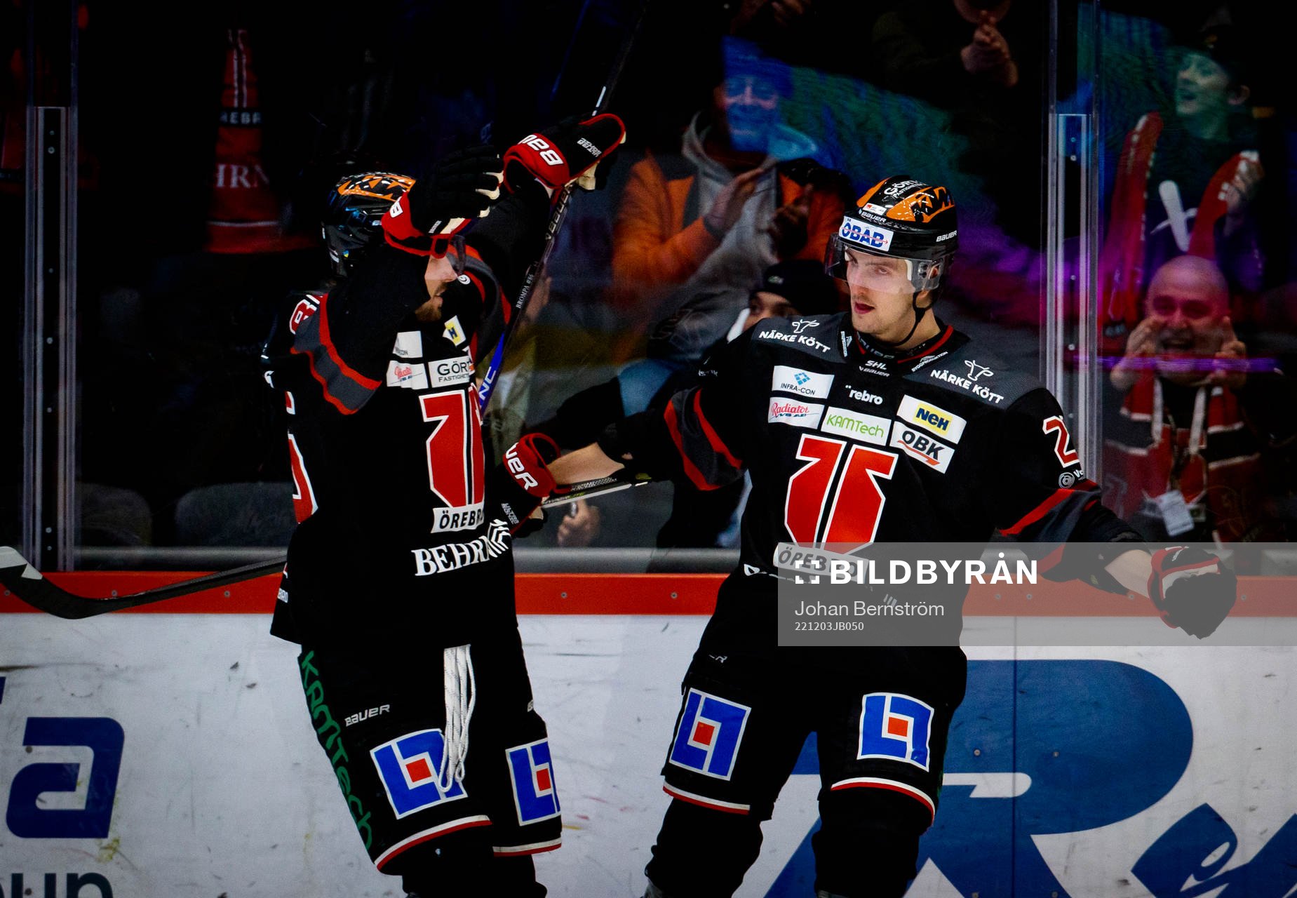 Örebros Philip Holm jublar med Örebros Mathias Bromé