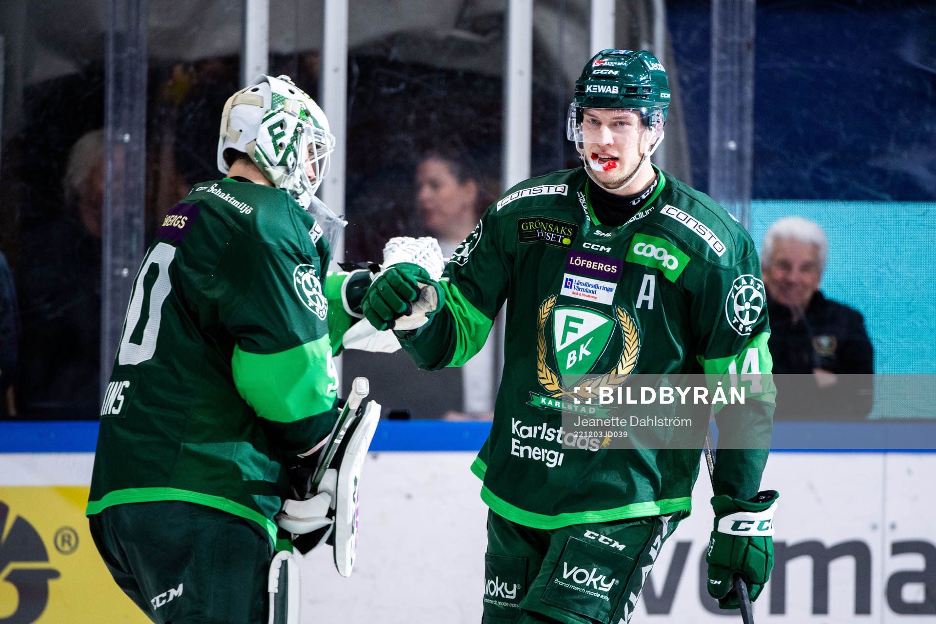 Färjestads Victor Ejdsell jublar med målvakt Matthew