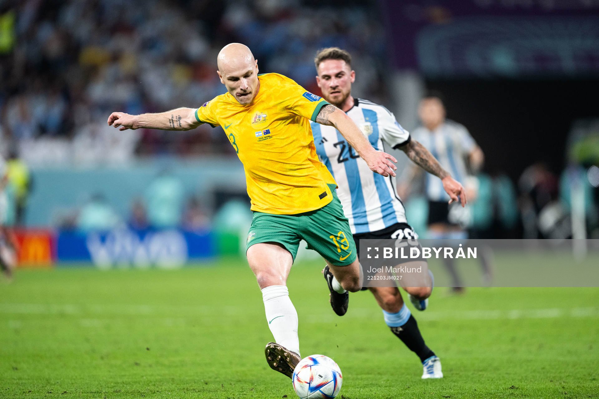 Aaron Mooy of Australia and Alexis Mac Allister of Argentina