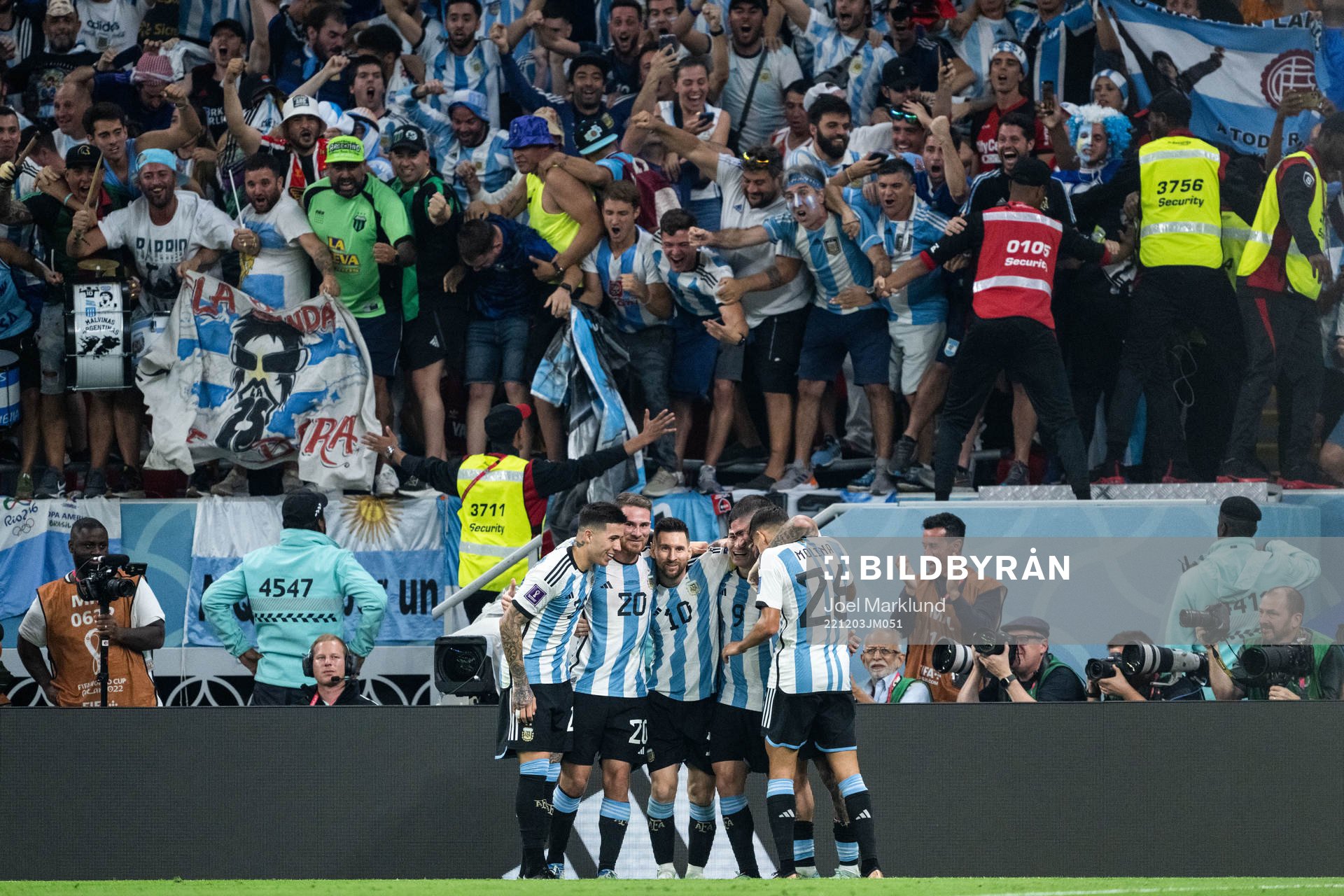 Julian Alvarez of Argentina celebrates with Enzo Fernandez,