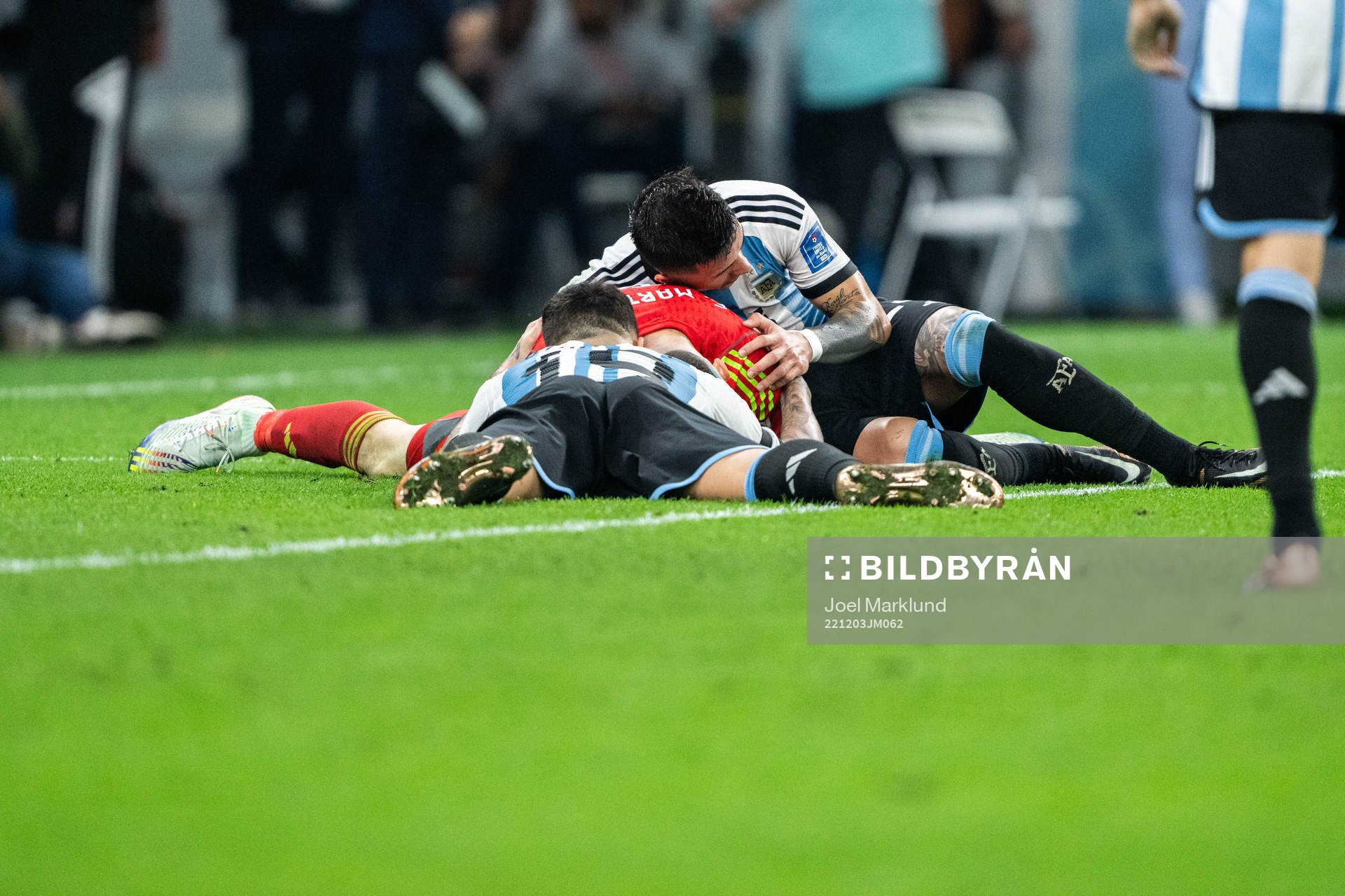 Nicolas Otamendi and Enzo Fernandez of Argentina hugs