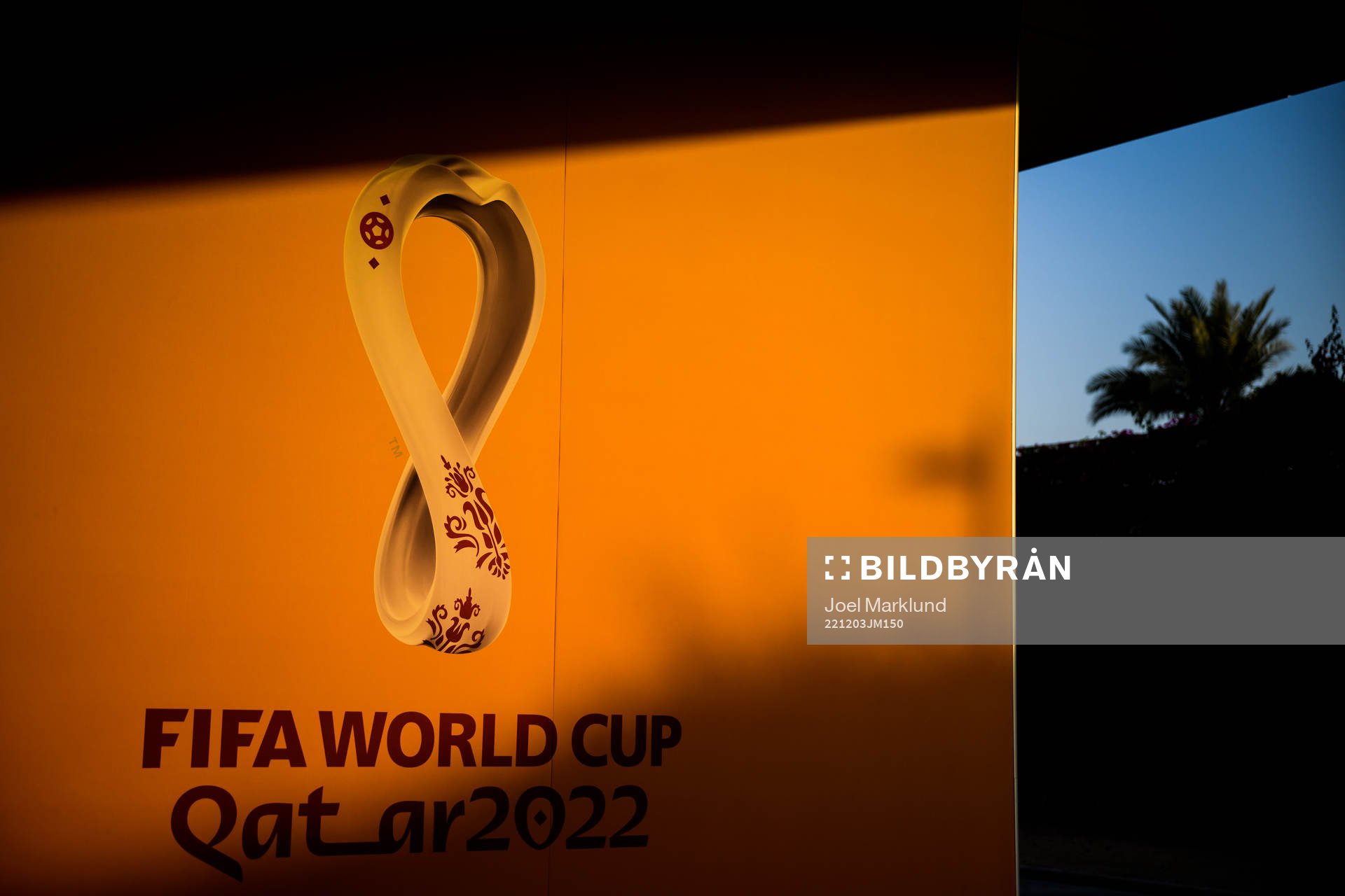 Solen lyser över en FIFA World Cup Qatar 2022-draperad