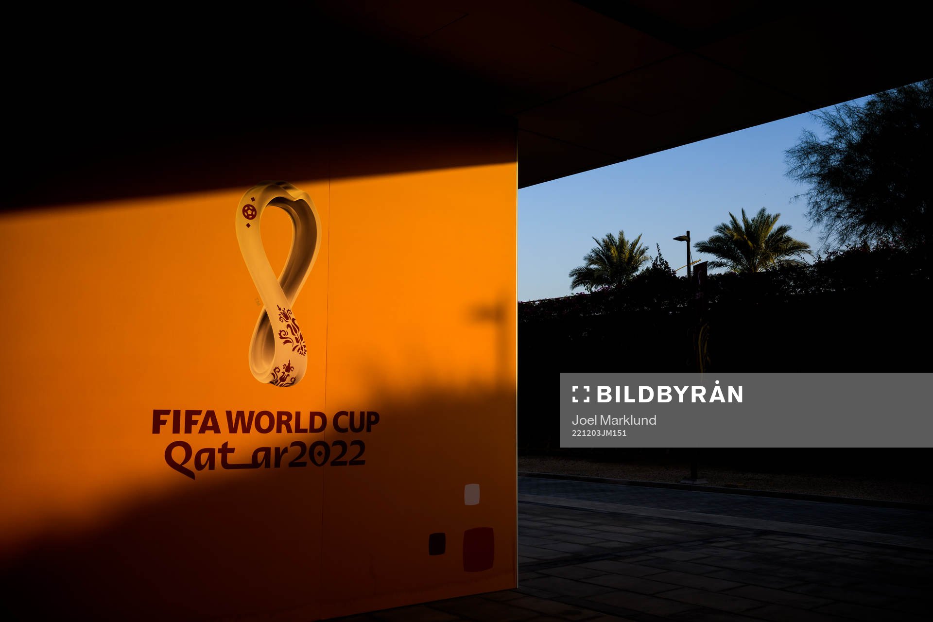 Solen lyser över en FIFA World Cup Qatar 2022-draperad