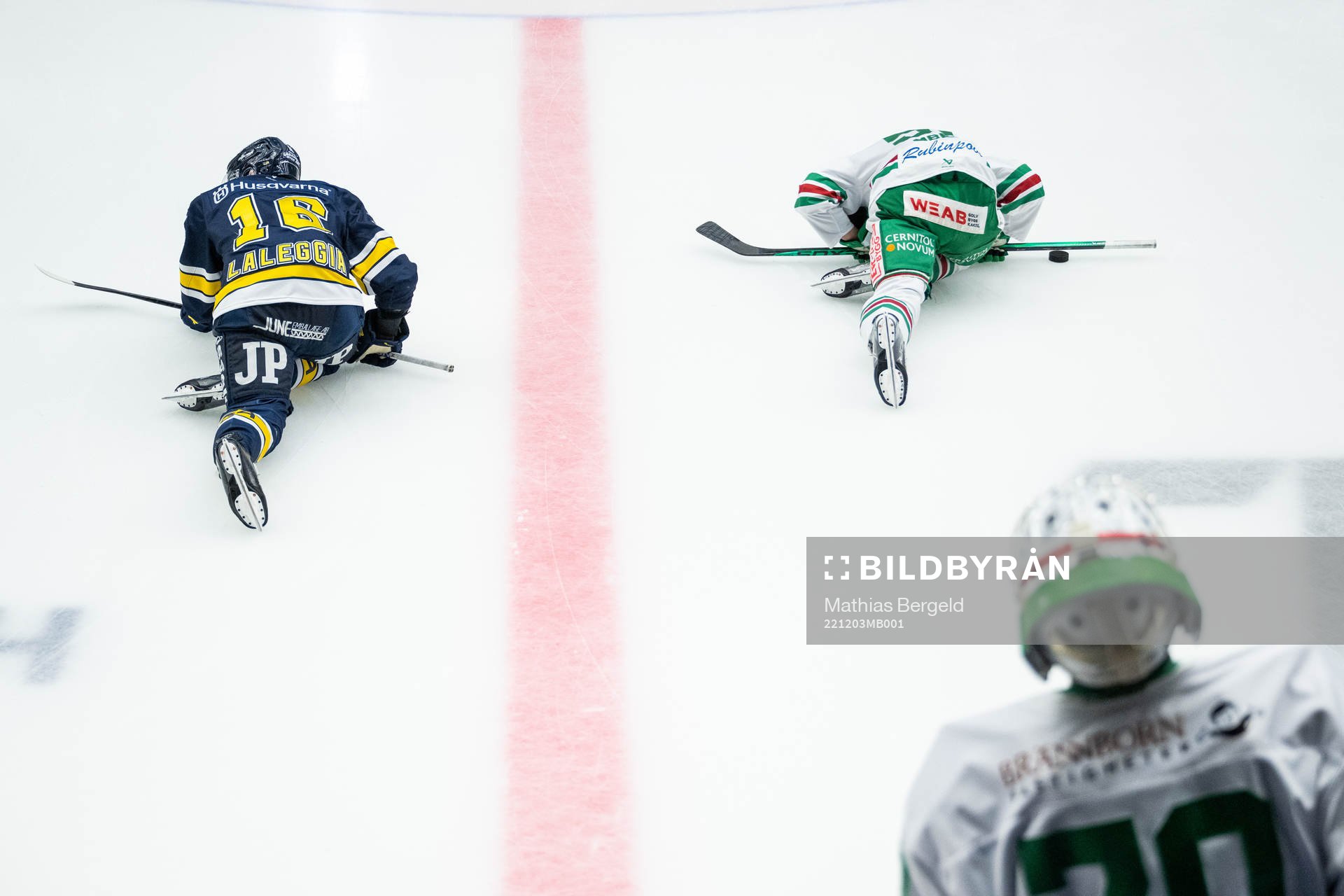 HV71s Joseph Laleggia och Rögles Adam Tambellini