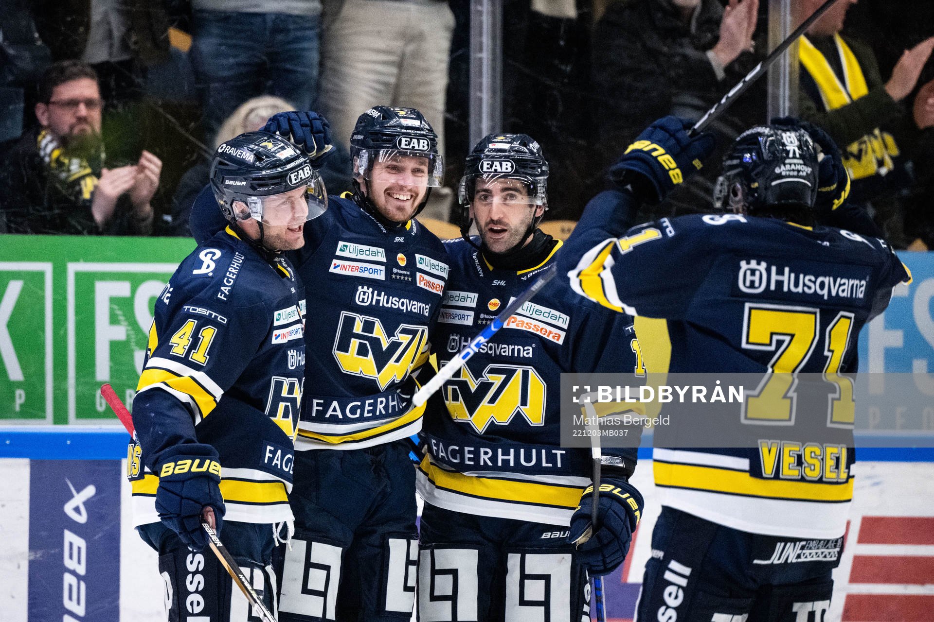 HV71s Fredrik Forsberg jublar med lagkamrater
