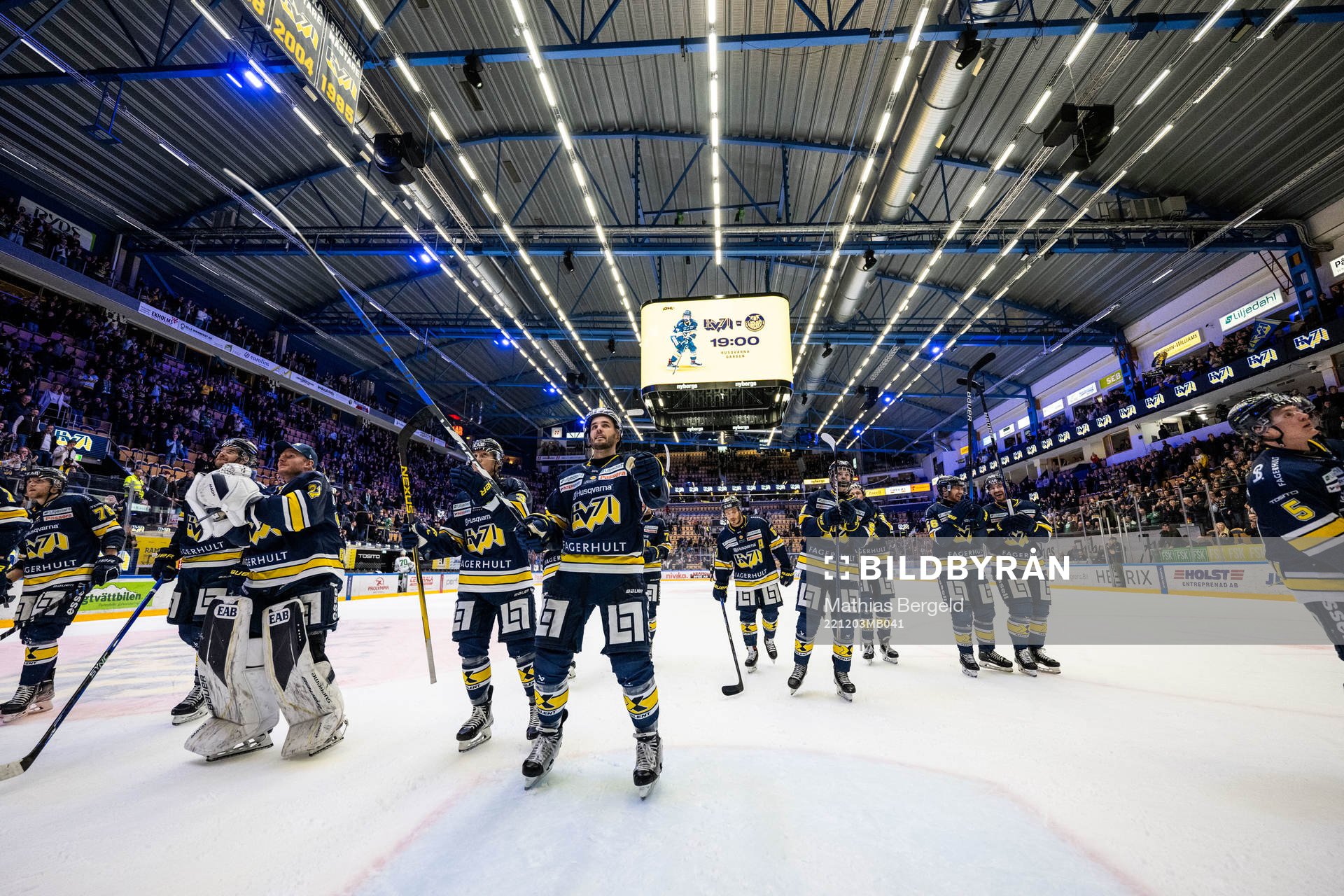 HV71s Niklas Hjalmarsson jublar med lagkamrater