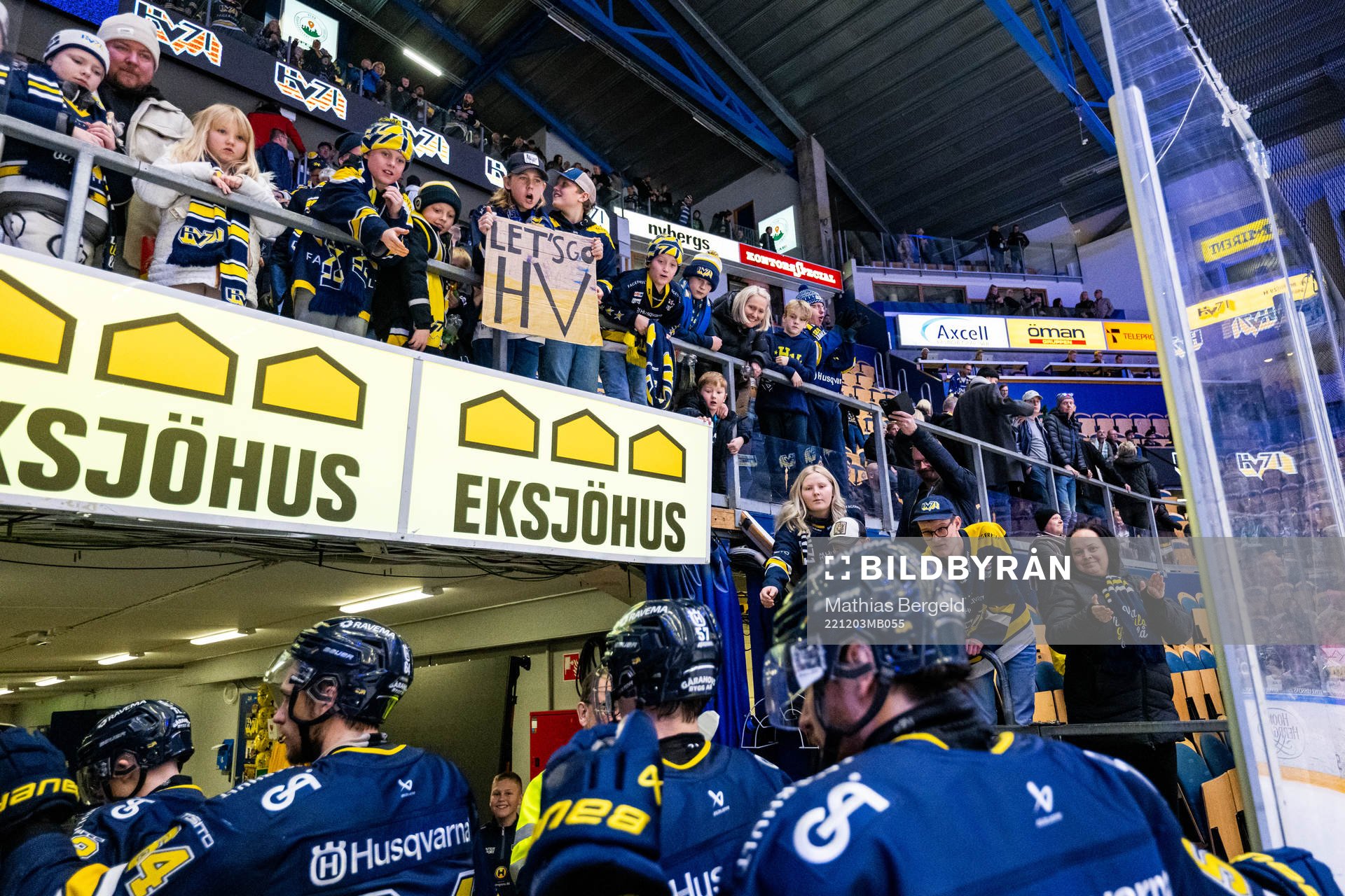 HV71s supportrar jublar med spelarna