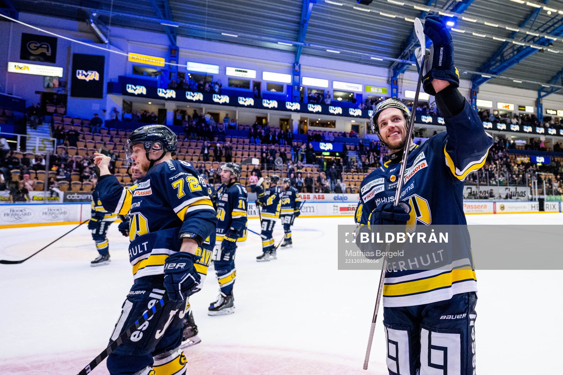 HV71s Jonathan Davidsson och Eric Martinsson jublar