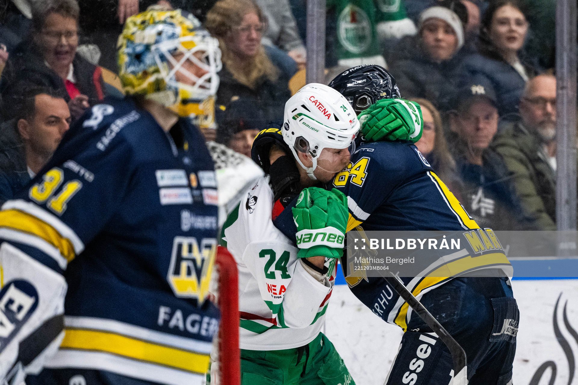 Gruff mellan Rögles Marco Kasper och HV71s Eric Martinsson