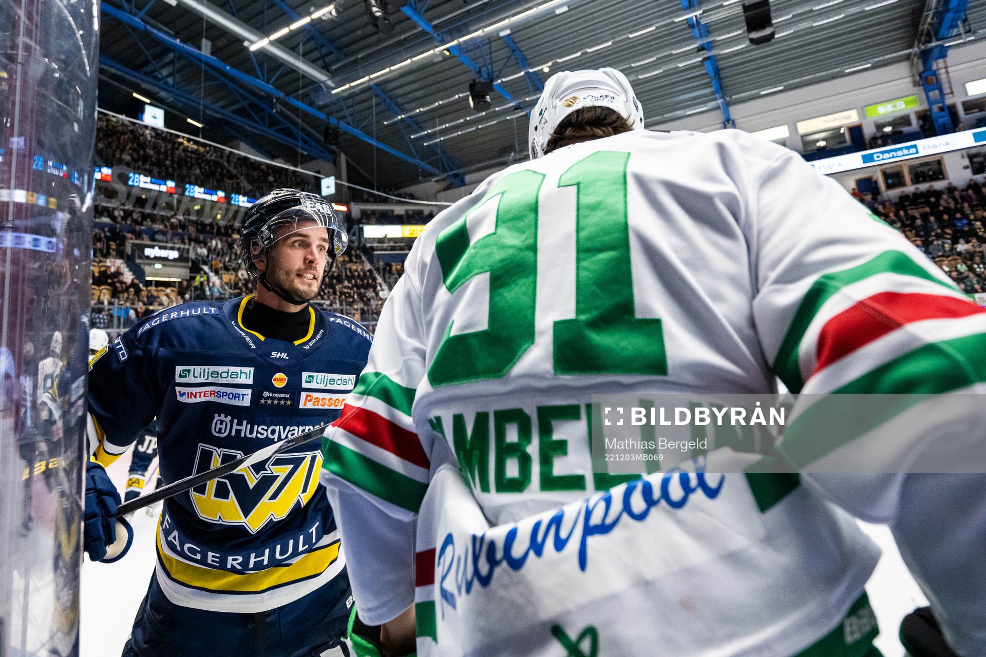 HV71s Niklas Hjalmarsson och Rögles Adam Tambellini