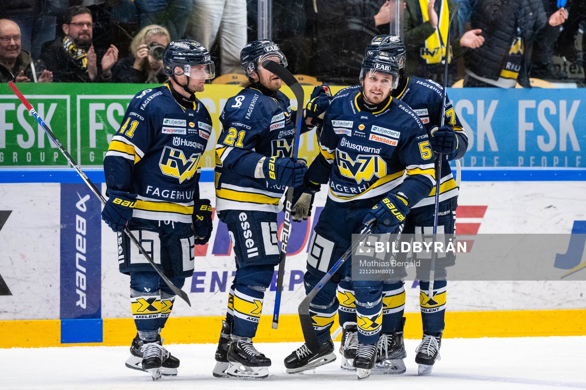 HV71s Chad Billins och Mattias Tedenby jublar med Fredrik