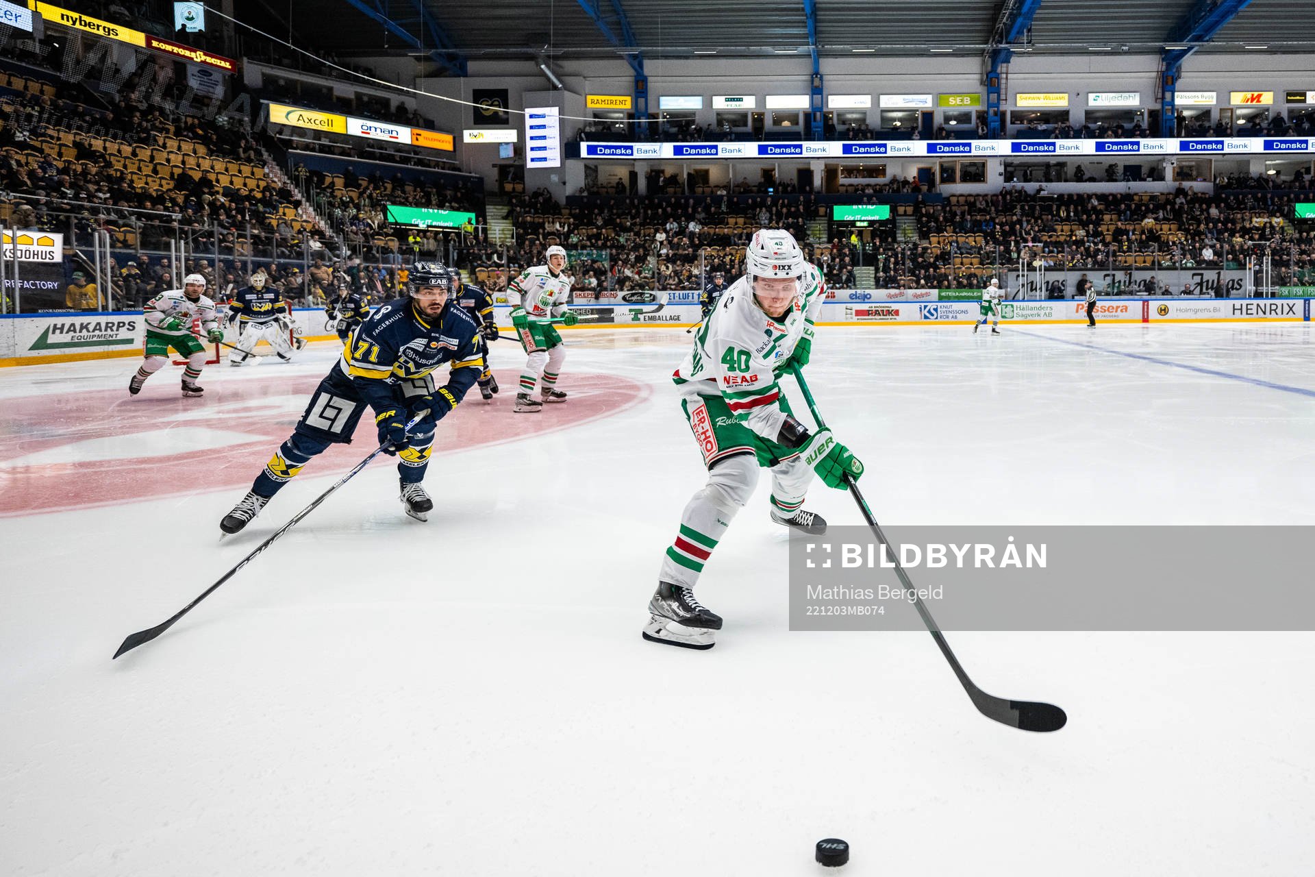 HV71s Tyler Vesel och Rögles Oskar Stål-Lyrenäs