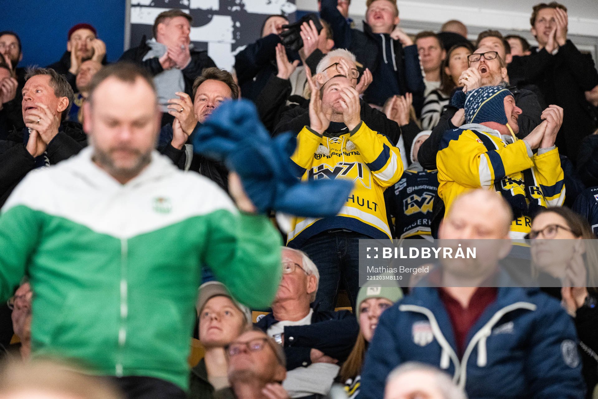 HV71-supportrar applåderar
