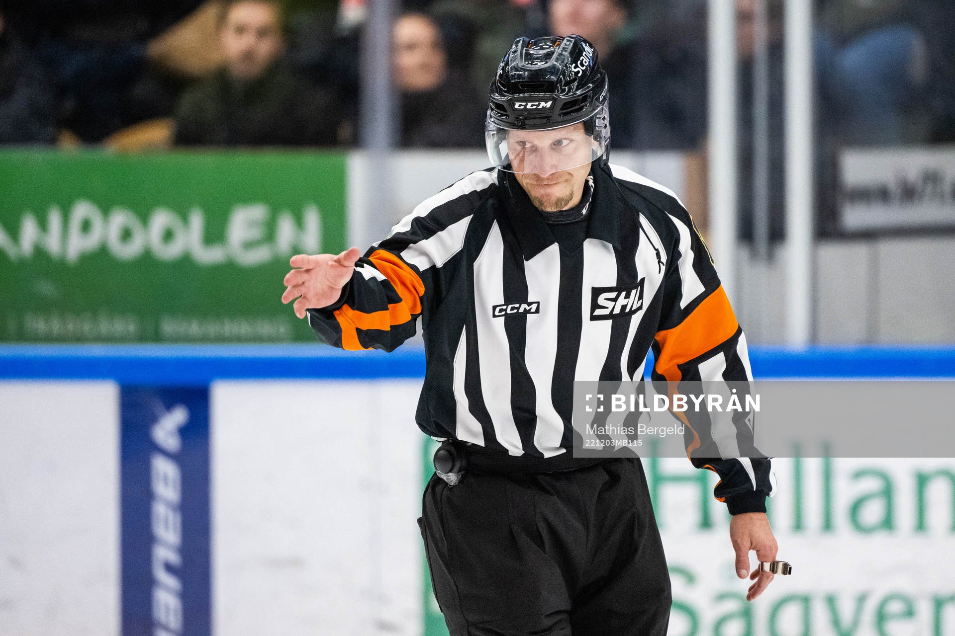 Domare Andreas Harnebring signalerar för mål