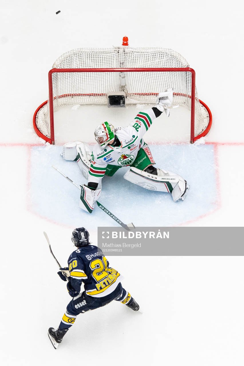 HV71s André Petersson med ett läge mot Rögles målvakt
