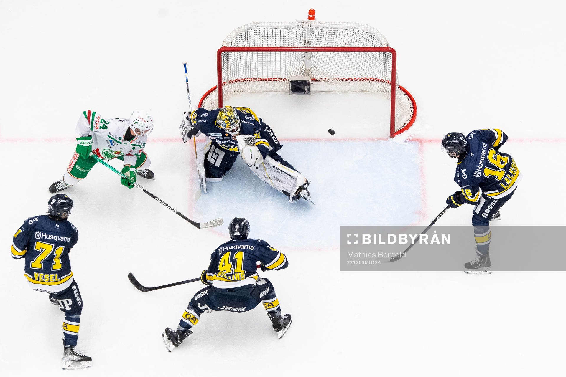 Rögles Marco Kasper oroar framför HV71s Tyler Vesel, Chad