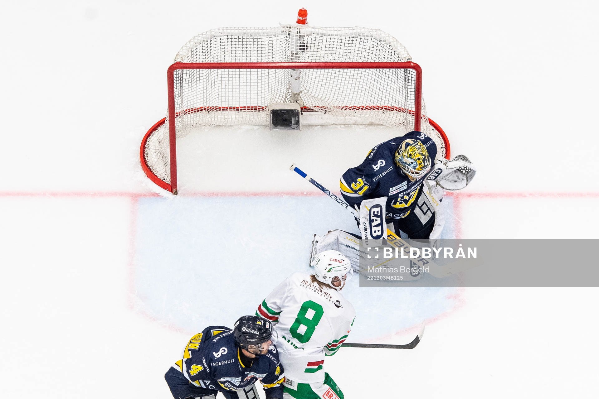 Rögles Adam Tambellini (ej i bild) reducerar till 4-2