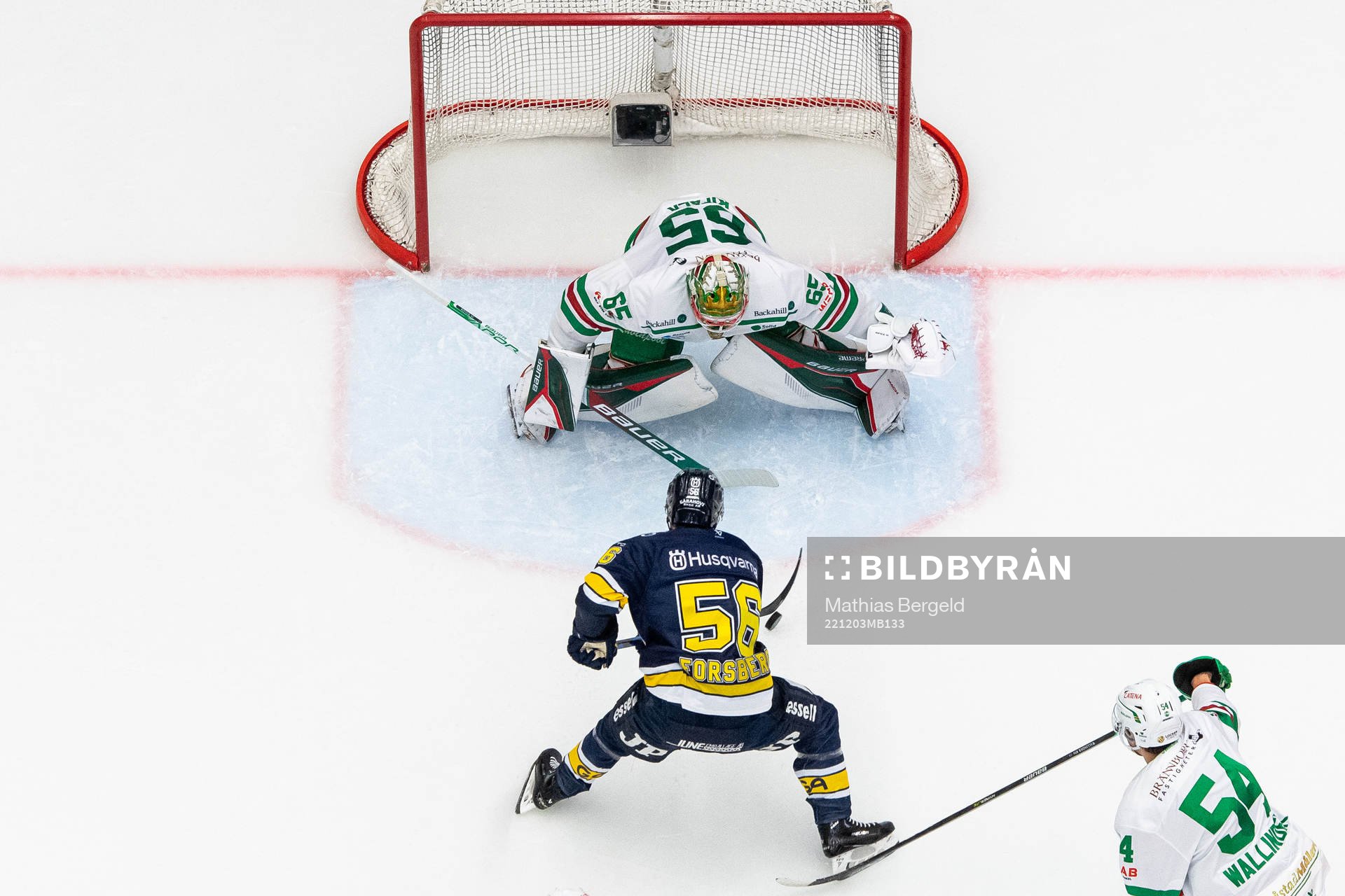 HV71s Fredrik Forsberg med friläge mot Rögles målvakt
