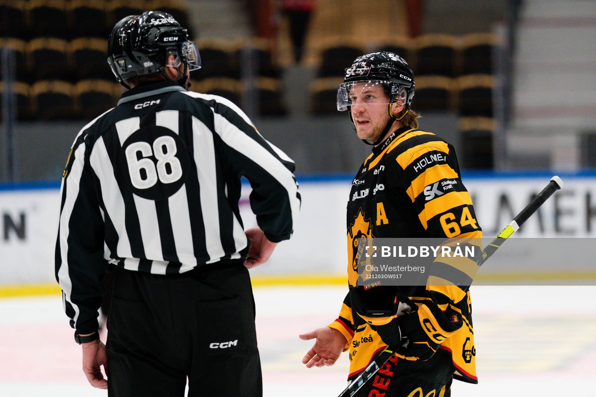 Linjedomare Emil Yletyinen  och Skellefteås Jonathan Pudas