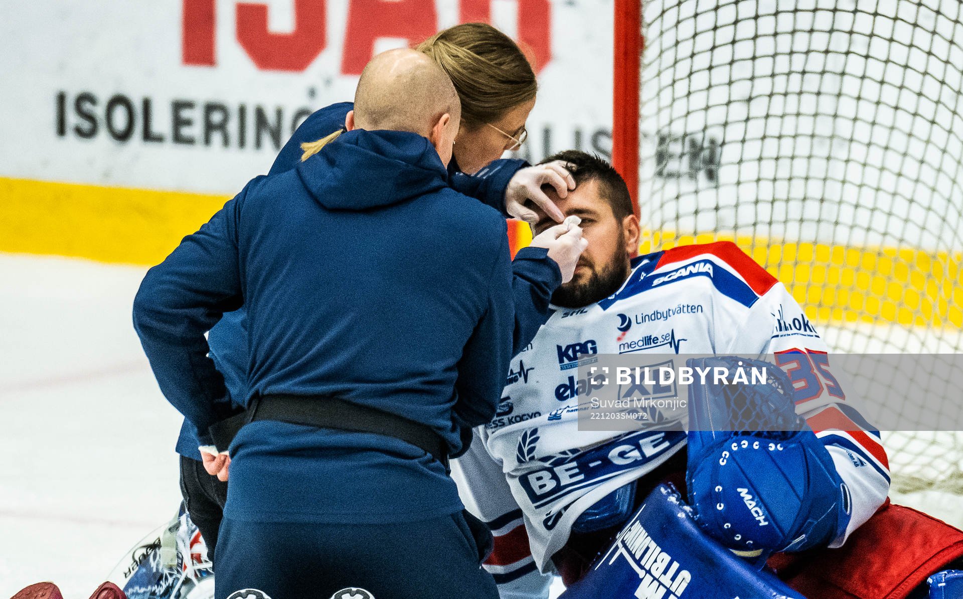 Oskarshamns målvakt Joe Cannata får vård