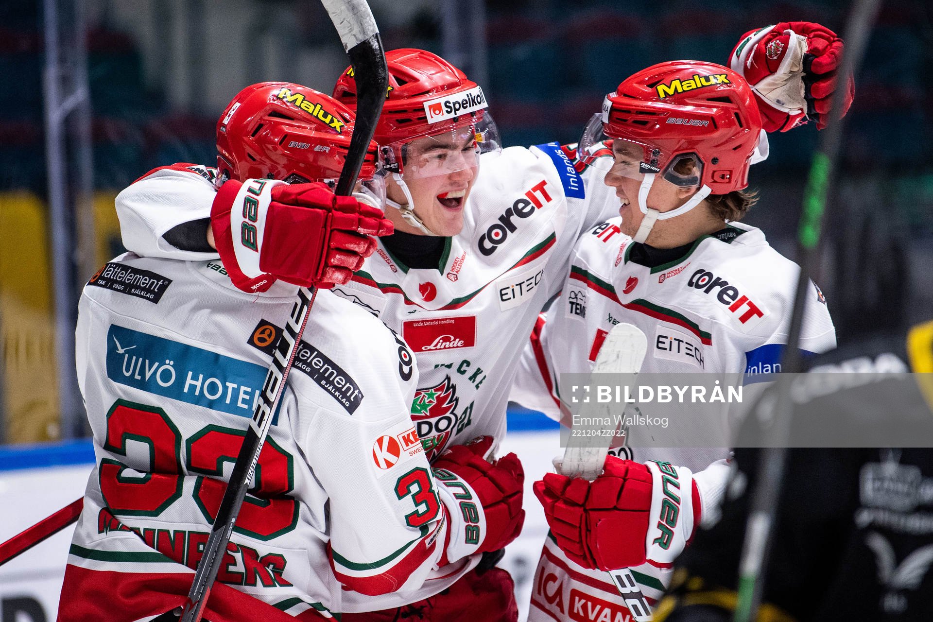 Modos Anton Karlström jublar med Daniel Mannberg och Theo