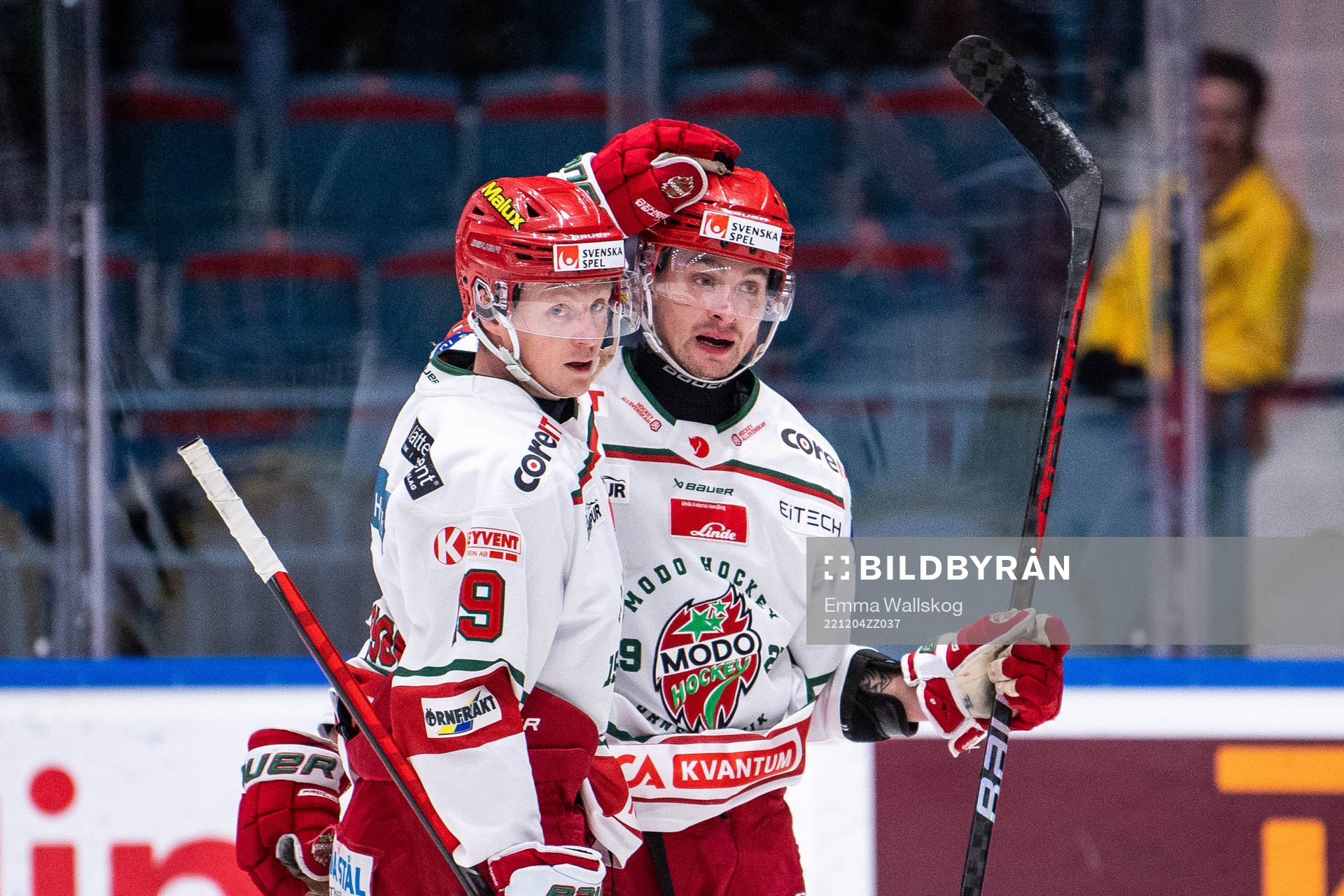 Modos Erik Karlsson jublar med Adam Pettersson