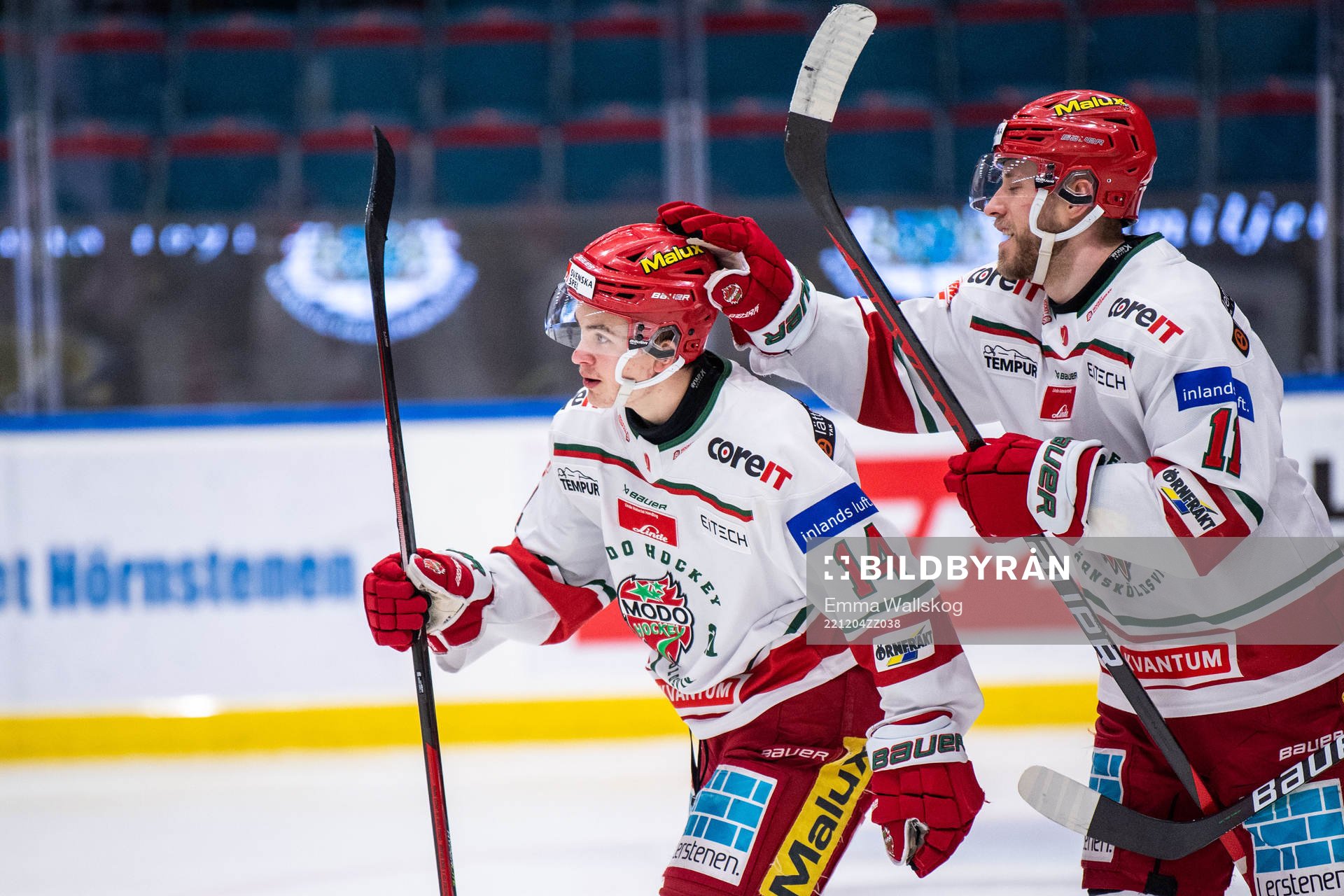 Modos Jakob Noren jublar med Josef Ingman
