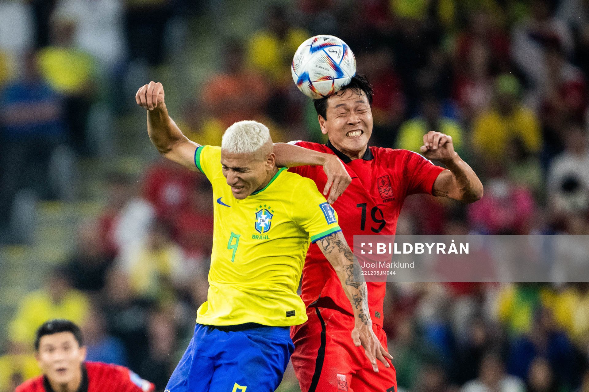 Richarlison of Brazil and Younggwon Kim of South Korea