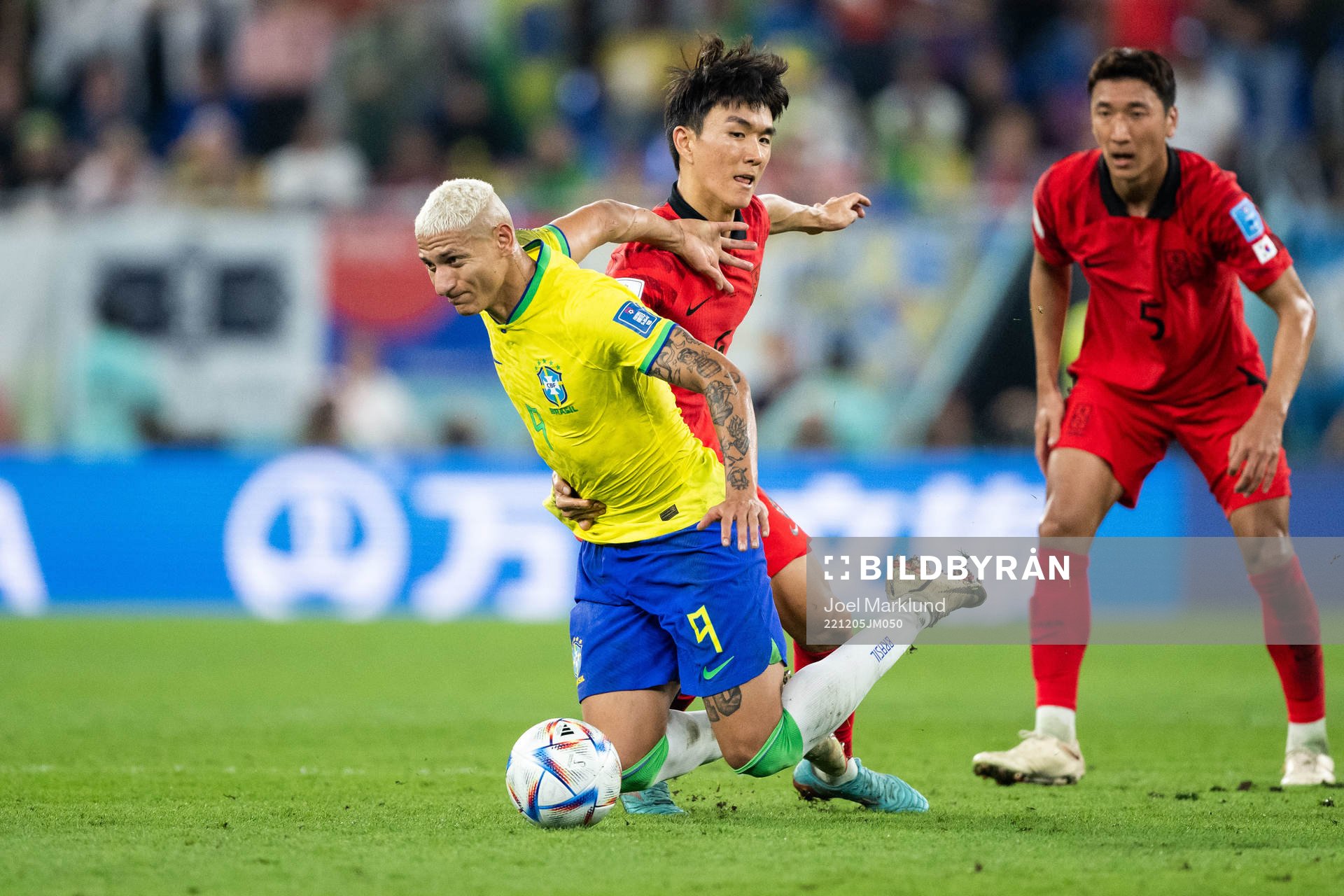 Richarlison of Brazil and Inbeom Hwang of South Korea
