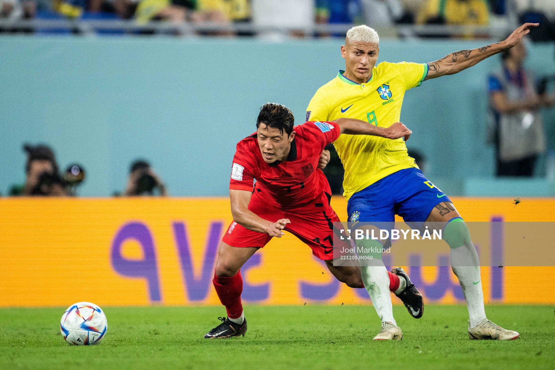 Heechan Hwang of South Korea and Richarlison of Brazil